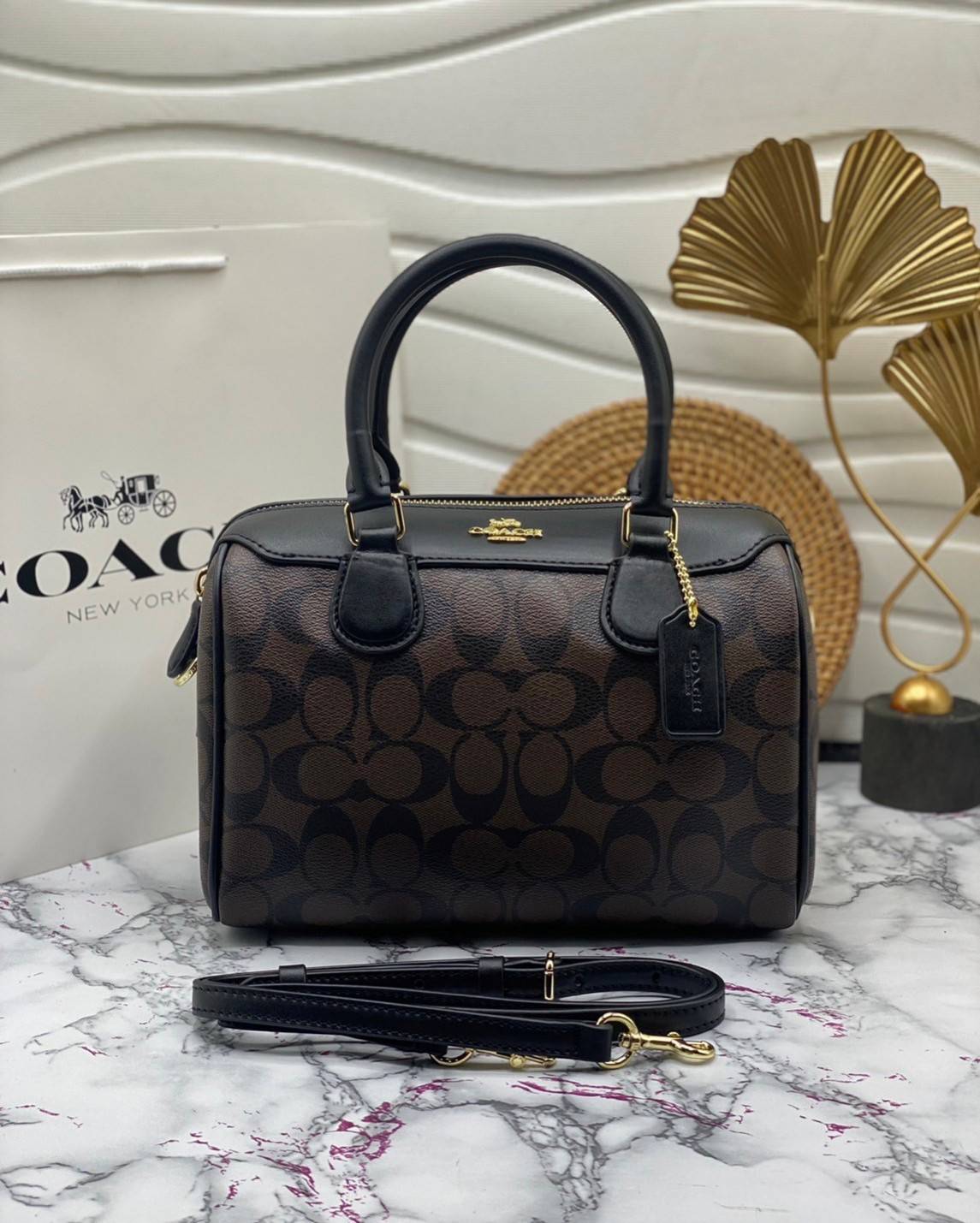 หมอน 9” COACH MINI BENNETT SATCHEL CROSSBODY BAG พร้อมส่ง ทรงฮิตของสาวๆค่ะ!! กระเป๋าถือ//สะพายข้าง จาก coach factory ทรงหมอน วัสดุลายหนังสวย หนังป่องยวบคืนตัวได้ดีมากๆค่ะ ด้านหน้าห้อยพวงแบรนด์ พร้อมมีโลโก้แบรนด์ เปิดปิดกระเป๋าด้วยซิป ภายในกว้าง ใส่กระเป๋า