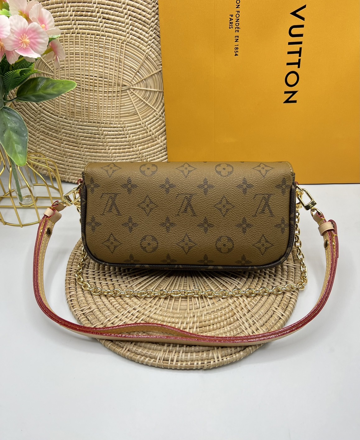 LV Wallet on Chain Ivy / LV IVY BAG กระเป๋าสะพายรุ่นยอดนิยม ใช้งานได้ทั้งธีมกลางวันและกลางคืน สวยหรู ดูแพงที่ถูกต้องมาก เกรดออริ 1:1 ใช้งานต่างประเทศได้