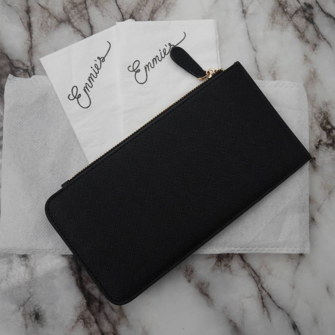 รุ่นขายดีเว่อร์วัง♡♡ PRADA LONG WALLET *สำหรับคนชอบใส่บัตรเยอะ กระเป๋าสตางค์ทรงสวย สะดุดตา หนังสัมผัส Safiano จากแบรนด์ PRADA มีช่องใส่นามบัตรมากถึง 16 ช่อง ด้านหน้ามีโลโก้แบรนด์สีทองหร