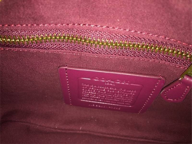 COACH BELT BAG IN SIGNATURE CHAMBRAY (3685) ❤️ใช้ได้ทั้งชาย//หญิงค่ะ กระเป๋าคาดอก วัสดุผ้าแคนวาส+หนังแท้ค่ะ ด้านหน้ามีช่องซิปขนาดกลาง ใส่มือถือได้ค่ะ ช่องซิปหลักเปิดปิดแบบซิปคู่ ภายในกว้าง ใส่ของจำเป็นได้ครบเลยนะคะ มีช่องซิปสำหรับใส่ของจุกจิกให้อีก