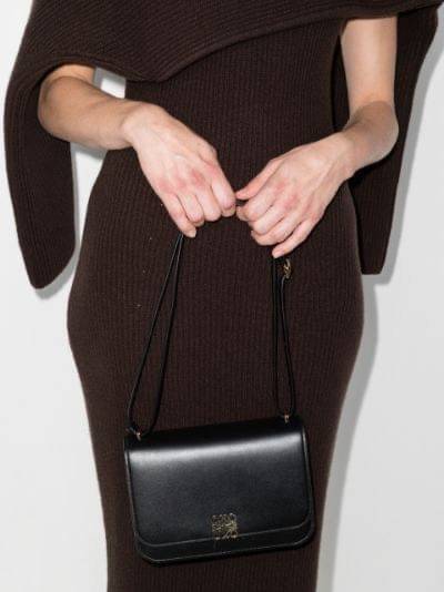 small : LOEWE Goya anagram small leather shoulder bag มาทำความรู้จักทุกดีเทลของ กระเป๋า GOYA ไอเท็มใบใหม่ล่าสุดจาก Loewe ด้วยรูปทรงกล่องอันคลาสสิกที่มาพร้อมรายละเอียดอันน่าค้นหา ด้วยรูปทรงบ็อกสุดคลาสสิก พร้อมโครงสร้างที่กะทัดรัดเปี่ยมไปด้วยสเน่ห์น่าค้นหา 