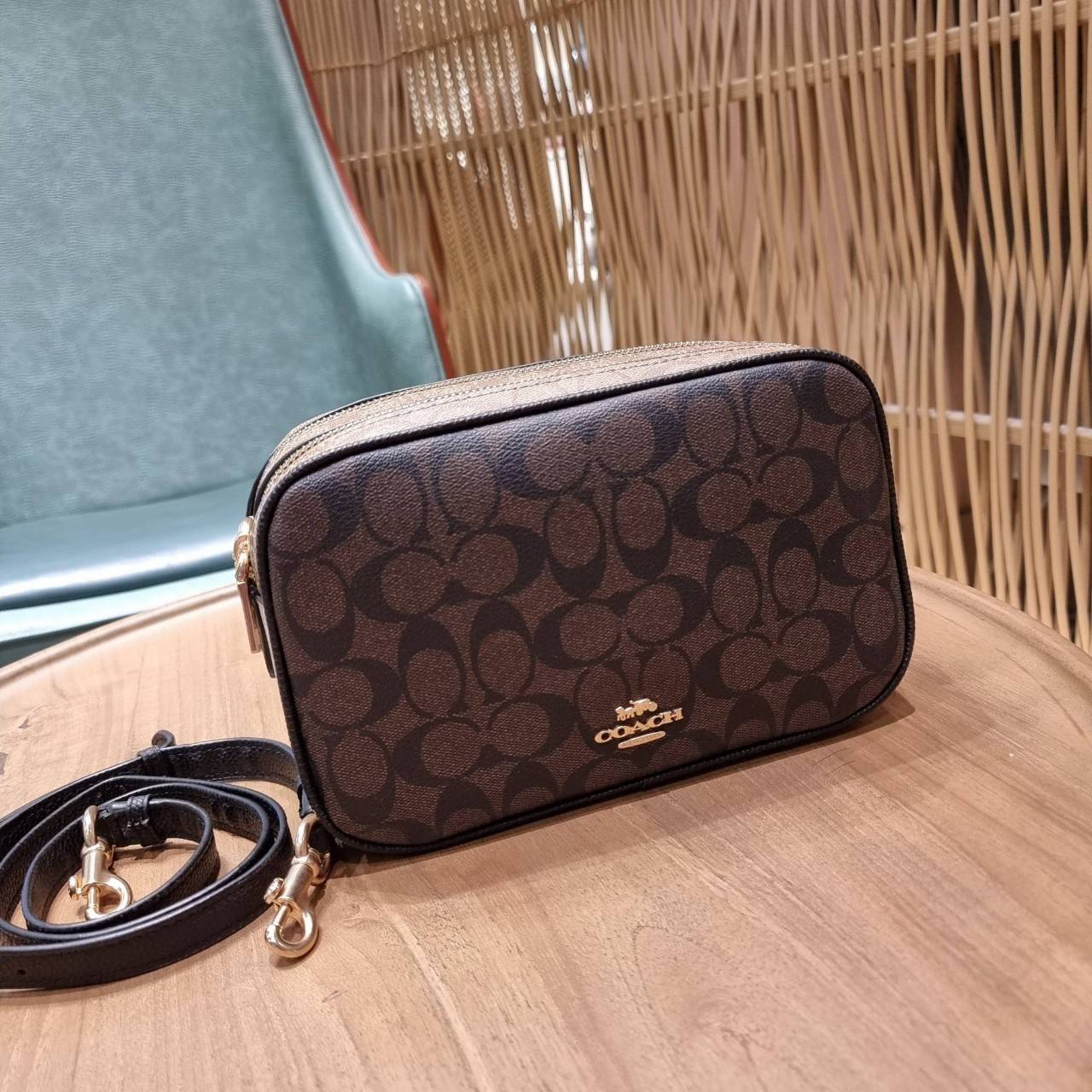ใครที่รออยู่ห้ามพลาดเลยจร้าา! COACH JES CROSSBODY IN BLOCKED SIGNATURE CANVAS ((1767)) พร้อมส่งอีกครั้ง สินค้าขายดี กระเป๋าสะพายครอสบอดี้ร์หรือสะพายข้างได้ หนังแท้อย่างดีค่ะ 🔺สีหนังของรุ่นนี้ผสมกันได้ลงตัวดูดีมากๆทีเดียวค่ะ กระเป๋าแบบ2ช่องซิป ภายใ