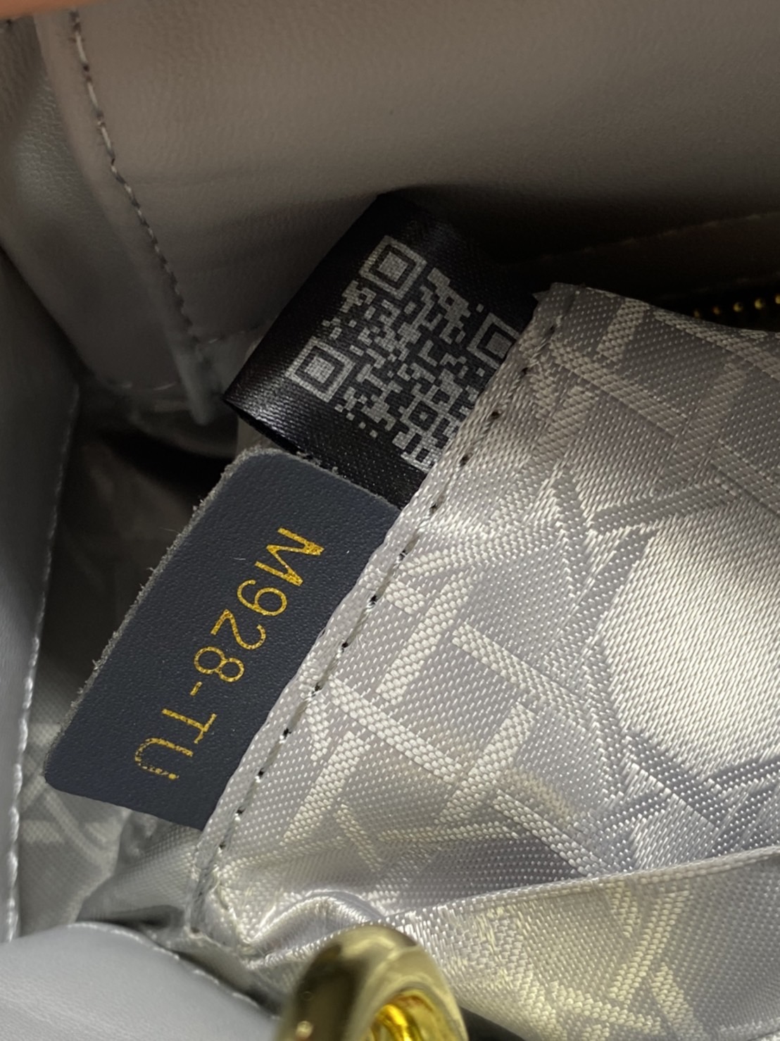 หนังแท้ DIOR LADY BAG 20cm ความสง่างามอีกหนึ่งรุ่นของ Dior รูปทรงสีเหลียม ขนาดกระทัดรัด ตั้งอยู่ทรง ฐานกระเป๋าแข็งแรง มีหมุดรองฐาน ดีไซน์ที่มีเอกลักษณ์เฉพาะตัว ด้านหน้าตกแต่งด้วยตัวอักษร D.I.R ห้อยเป็นพวงกุญแจ จะถือด้วยมือหรือสะพายไหล่ก็ดูดีมากๆ ค่ะ