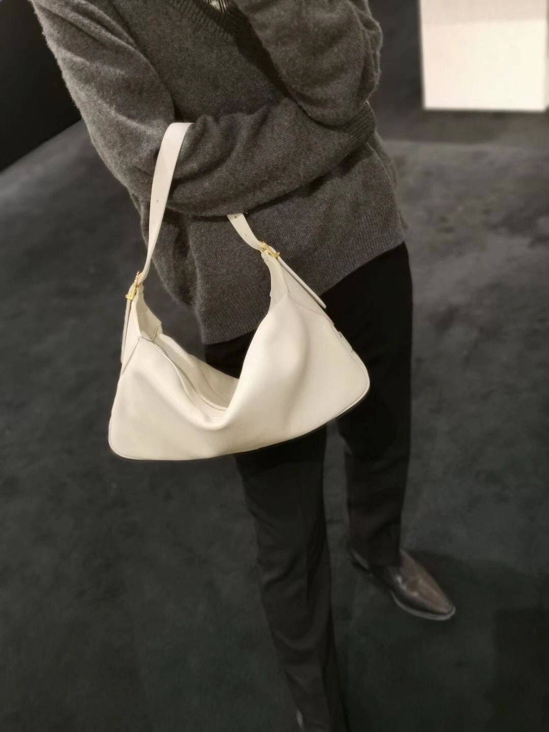 ทรงยอดฮิตที่สุด **หนังนิ่มมือมาก กับ CELINE ROMY VIP GIFT WITH PURCHASE (GWP) กระเป๋าสะพายไหล่ทรงเป็กเอกลักษณ์ เปิดปิดด้วยซิป จุของได้เยอะคะ Ipad mini เครื่องสำอางค์ เหมาะสำหรับสาวๆ มากคะด้วยน้ำหนักที่เบาและใช้ได้หลายลุค มาพร้อมสายสะพาย2แบบ(ถอดเปลี่ยนได้)