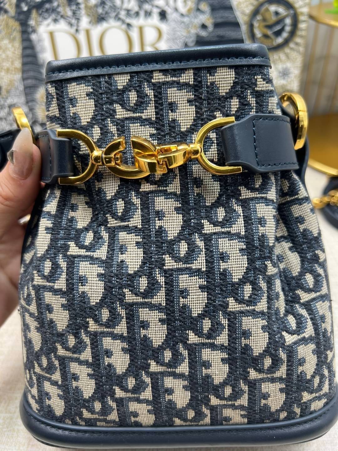 DIOR SMALL C'EST 17 cm / Dior bucket bag รุ่นใหม่สวยหรู ดูแพงมากค่ะ กระเป๋าสะพายบัคเก็ต รูปทรงคลาสสิค ใช้งานง่ายภายในโล่งกว้างมาก สวยมาก ควรมีค่า