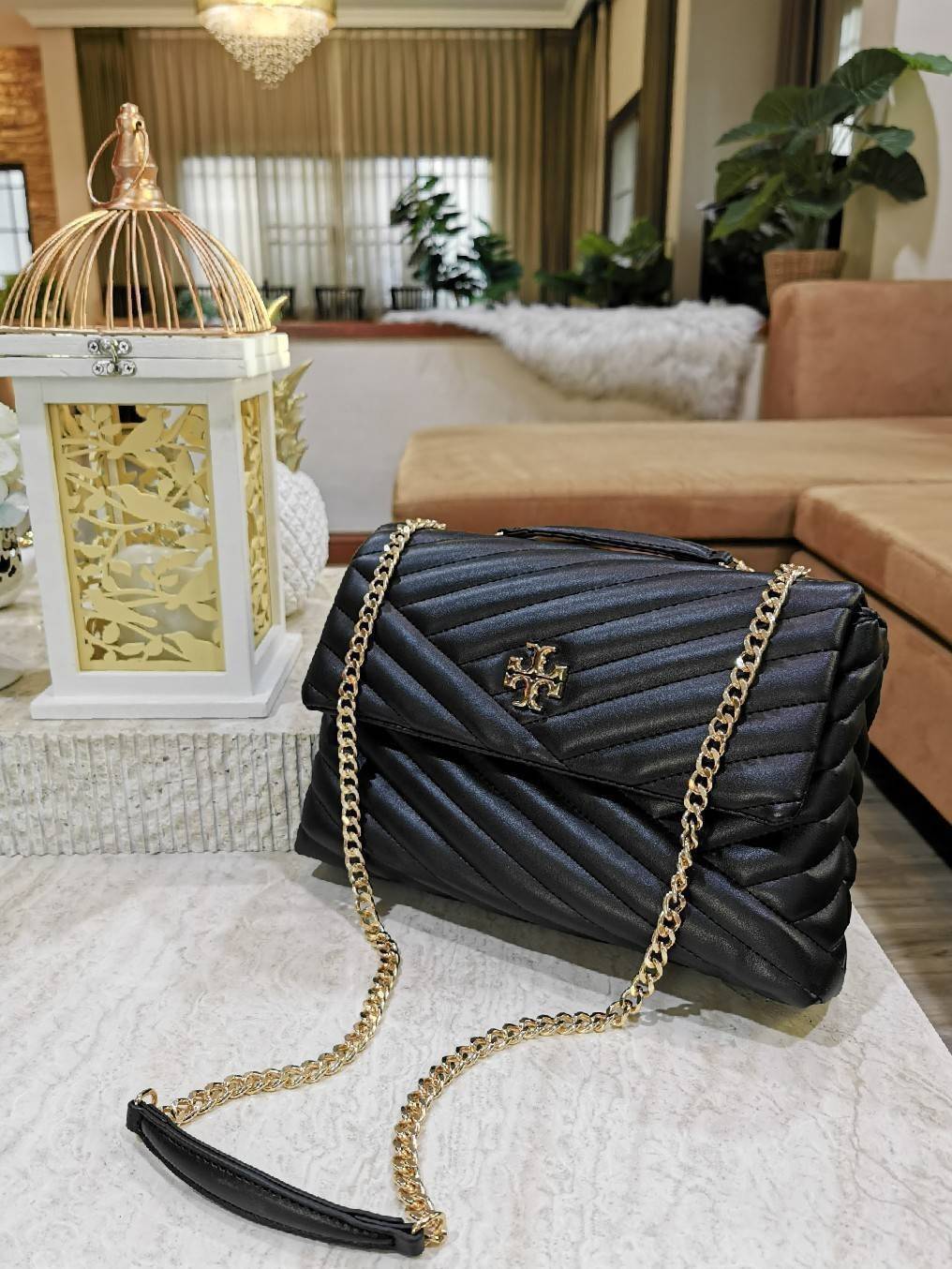 ของแท้ 💯% 】Tory Burch Factory Outlet Quilted Chain Crossbody Sling Bag กระเป๋าสะพายรุ่นแนะนำจาก Tory Burch Factory วัสดุหนังแกะสังเคราะห์ขึ้นลายริ้วหนังนิ่มสวยอยู่ทรง ดีไซน์ยอดนิยม