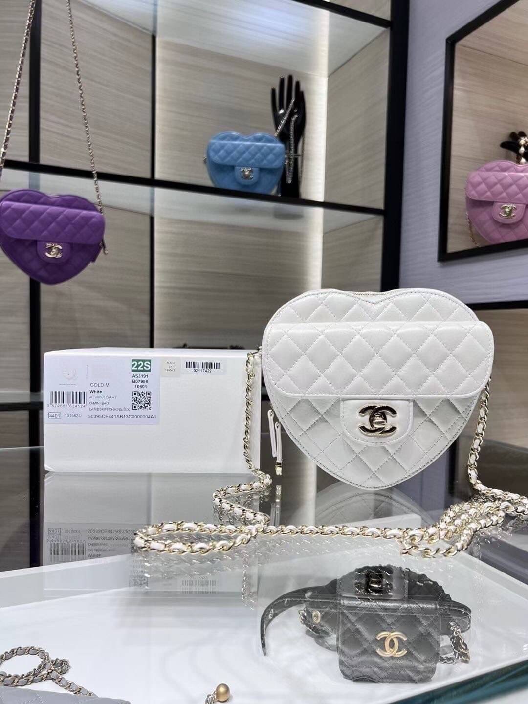 CHANEL Heart Bag 2022 SpringSummer Crossbody สวยมาก มงลงมาก!! กระเป๋าสะพายสุดคิ้วท์ ที่ดีไซน์รูปทรงหัวใจไม่ซ้ำใคร น่ารักทุกสี น่าใช้ไปเลยแม่!!