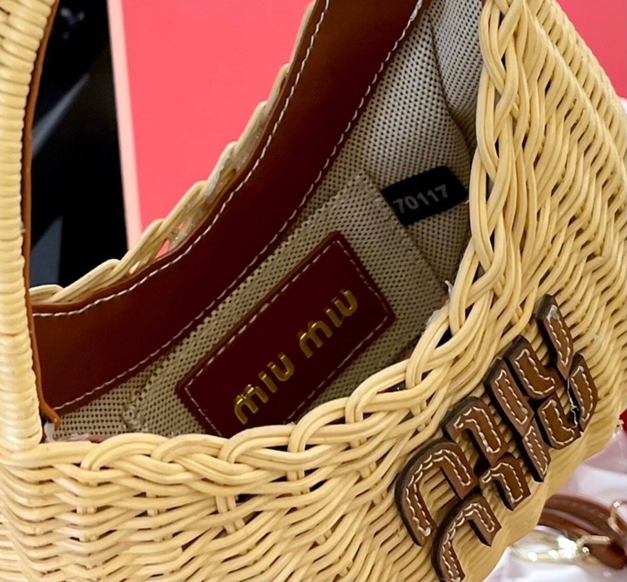 MIU MIU Wander wicker hobo bag 8" สวยหวานน้ำตาลเรียกแม่กันเลยจ้าใบนี้ กระเป๋าถือ กระเป๋าสานวินเทจวินใจงานที่แม่ชมเลือกใช้สวยเป๊ะมากคุ้มค่าแก่การลงทุนซื้อสะสมวางโชว์ก็สวยถือไปไหนก็สวยงามมีแต่คนมองค่ะ