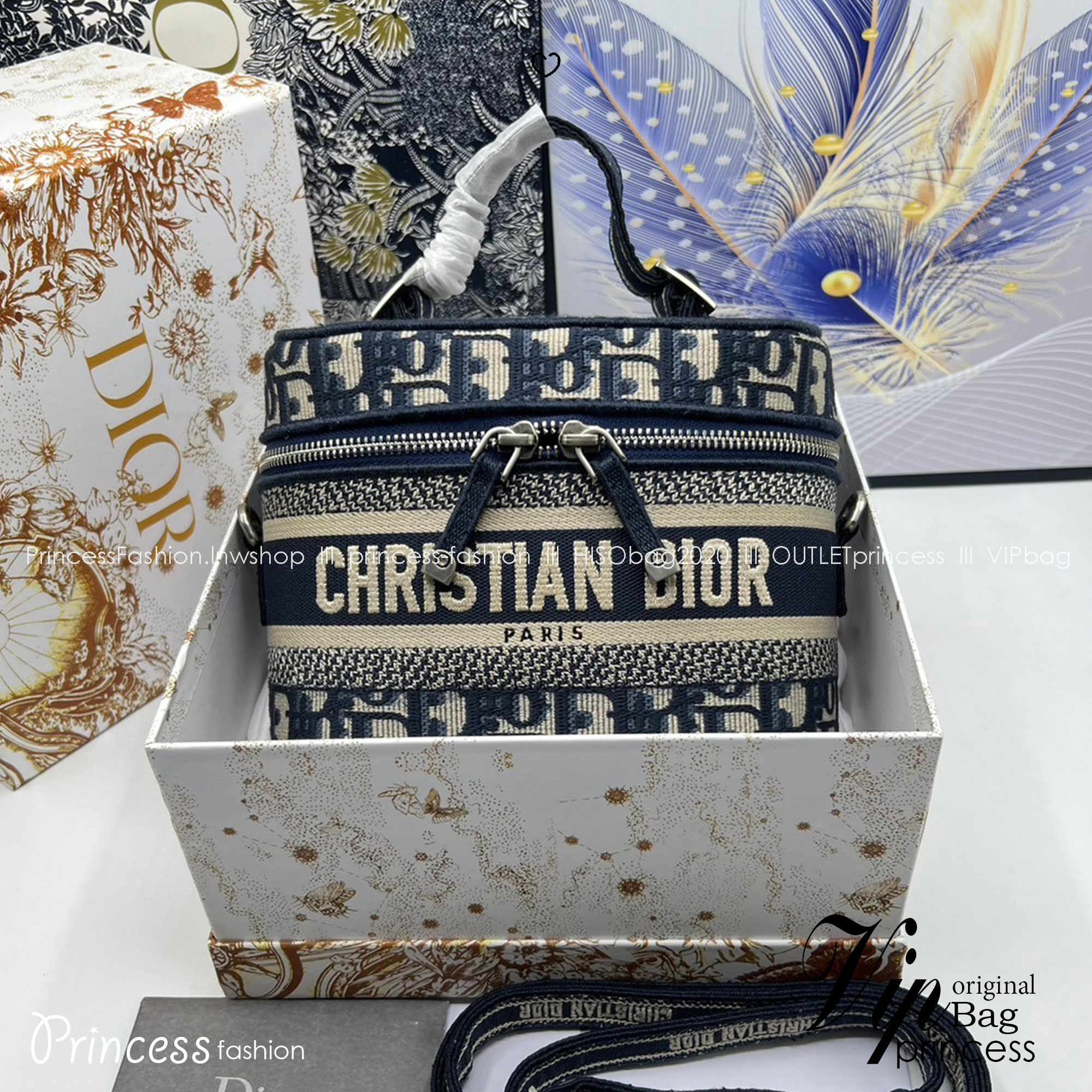 18cm Small DiorTravel Vanity Case กระเป๋าใส่เครื่องสำอาง มาพร้อมกับลวดลาย Oblique ปักอย่างประณีตและประดับด้วยสัญลักษณ์ Christian Dior Paris มาพร้อมสายสะพายและหูจับในตัว ปรับเปลี่ยนใช้งานได้ตามสไตล์