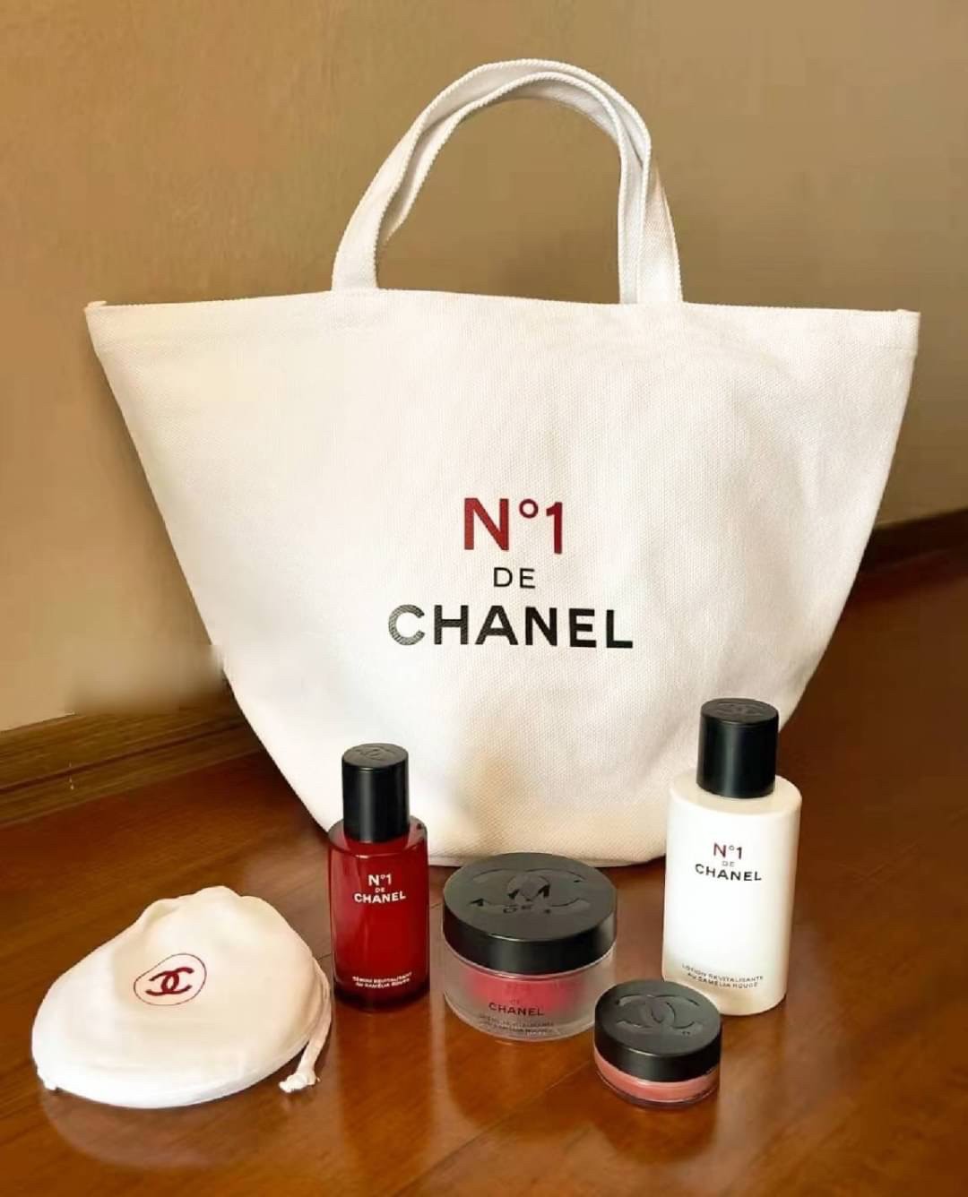 Chanel tote bag no.1 / CHANEL MINI COTTON SHOPPING BAG กระเป๋าผ้าช็อปปิ้งงานพรีเมียม ตัวกระเป๋าผ้า ผลิตจากวัสดุออแกนิค คอตตอน100% สีขาวครีม สกรีนลายด้านหน้า ขนาดกำลังดี ฐานเป็นทรงกลม ทำให้จุได้ได้ค่อนข้างเยอะ น้ำหนักเบา เหมาะกับวันสบายๆเลยค่า