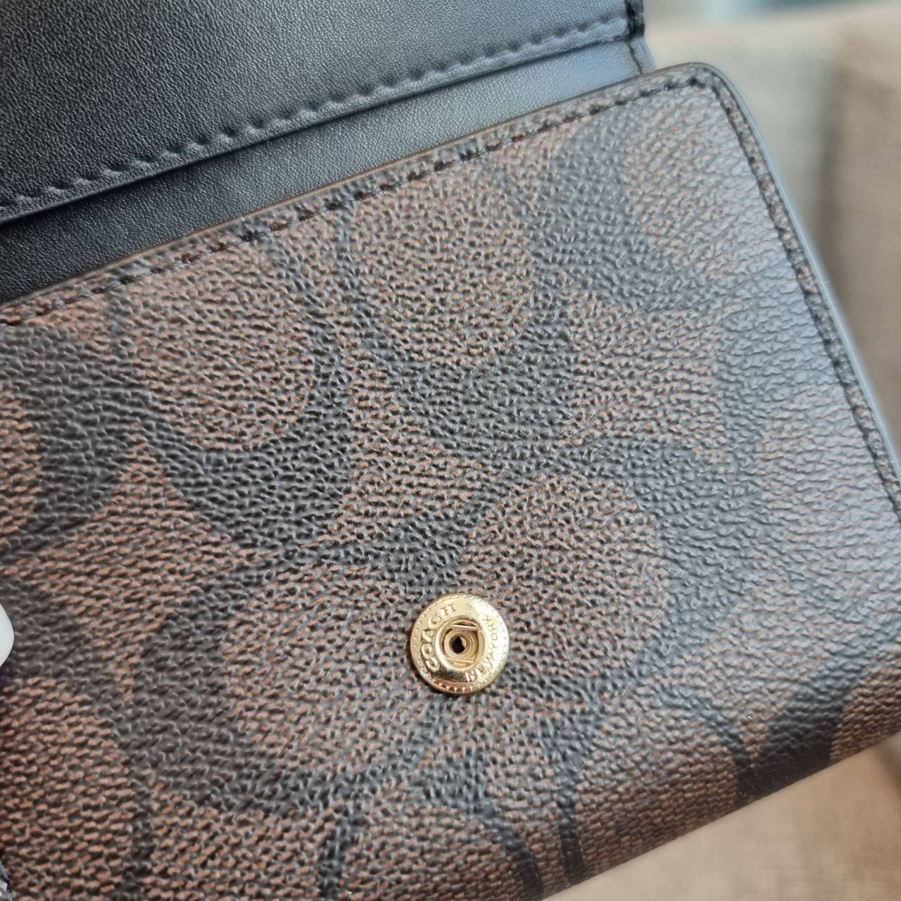 OUTLET 】COACH F41302 SMALL TRIFOLD WALLET IN SIGNATURE CANVAS สวยคลาสสิค พกพาง่าย ใบเล็กน่ารักน่าใช้ ต้องยกให้ใบนี้จ้า 💗💋 ตอบโจทย์คนชอบพกน้อยที่สุด!! กระเป๋าสตางค์ใบสั้นหนังแคนวาสเคลือบคุณภาพดี ภายในเป็นหนังแท้ ใส่บัตร ใส่ธนบัตรได้ทุกชนิด 