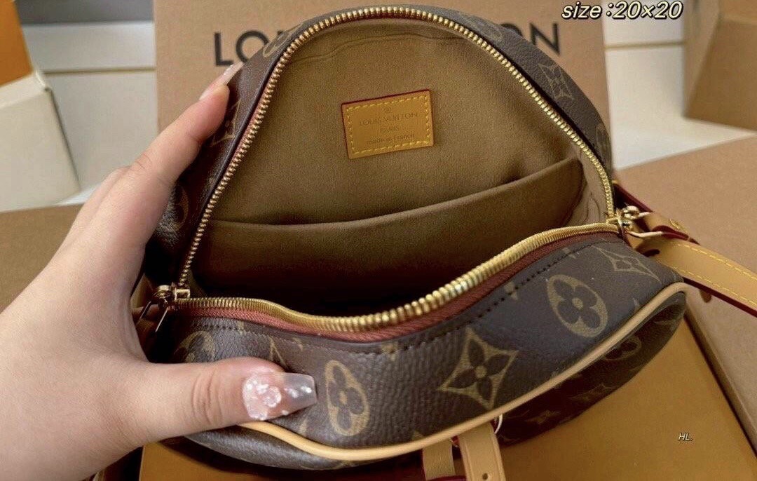 LV Petite Boite Chapeau bag 8" กระเป๋าสะพายทรงกลม สวยหรู โดดเด่นเป็นเอกลักษณ์ตามแบบฉบับแบรนด์ เปิด-ปิดด้วยซิป รูดใช้งานสะดวก ภายในเป็นช่องโล่ง ราคาสุดคุ้มแบบนี้ ต้องมีไว้ใช้สักใบน้า!!