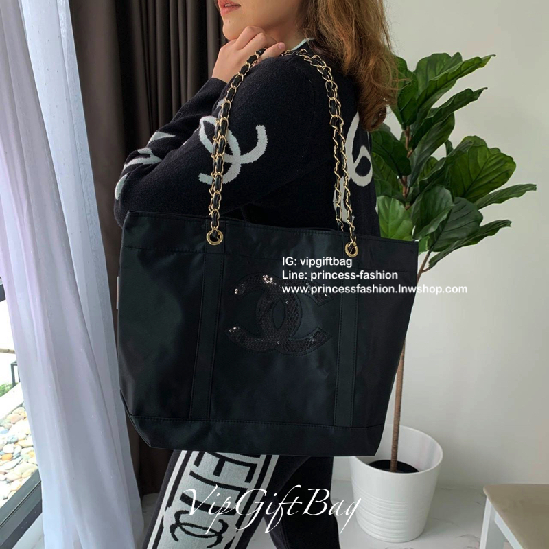Chanel Satin Tote With Chain ♡♡ กระเป๋าสะพายทรง Shopping Bag งาน VIP GIFT ของแท้ 100% นำเข้าจาก Chanel Perfume Counter ใบใหญ่วัสดุ SATIN **อะไหล่ทอง ประดับคริสตัลสีดำโลโก้ CC สุดคลาสสิคหน้าหลัง ซับใน Polyester 100% เปิดปิดด้วยกระดุมแม่เหล็ก 