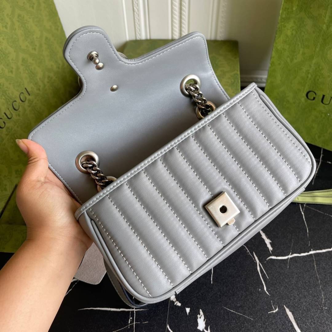 หนังแท้ GUCCI GG Marmont leather shoulder bag แบบใหม่ล่าสุด ราคานี้หนังแท้คือคุ้มมากเลยค่าสาวๆ ต้องจัดแล้วน้าา ยกระดับความหรูให้กับตัวเองกันหน่อย ด้วยกระเป๋ารุ่นนี้!! ครอสบอดี้ที่ดีไซน์หรู อัพเลเวล ในราคาที่จับต้องได้ พร้อมเสิร์ฟความสวยตรงถึงบ้านแล้วจ้า