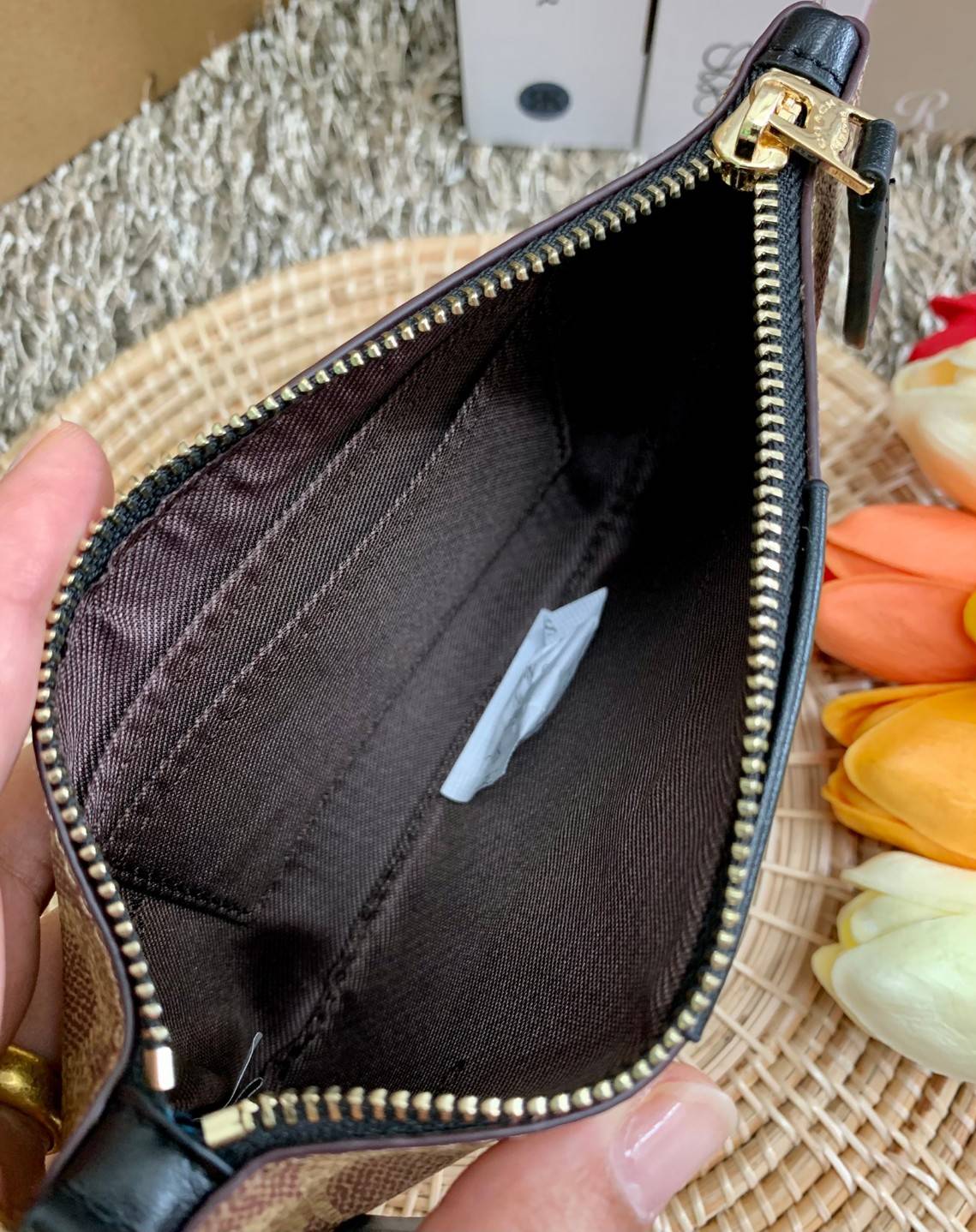 COACH SMALL WRISTLET IN COLORBLOCK SIGNATURE ((32445)) ✔️กระเป๋าคล้องมือ วัสดหนัง pvc อย่างดี ลายซิกเนเจอร์ ตัดขอบสีตรงกลางสวยงามมากๆค่ะ แบบซิปเดียว ((ภายในใส่มือถือได้บางรุ่นค่ะ)) มีช่องเสียบบัตรให้2ช่องด้วยนะคะ