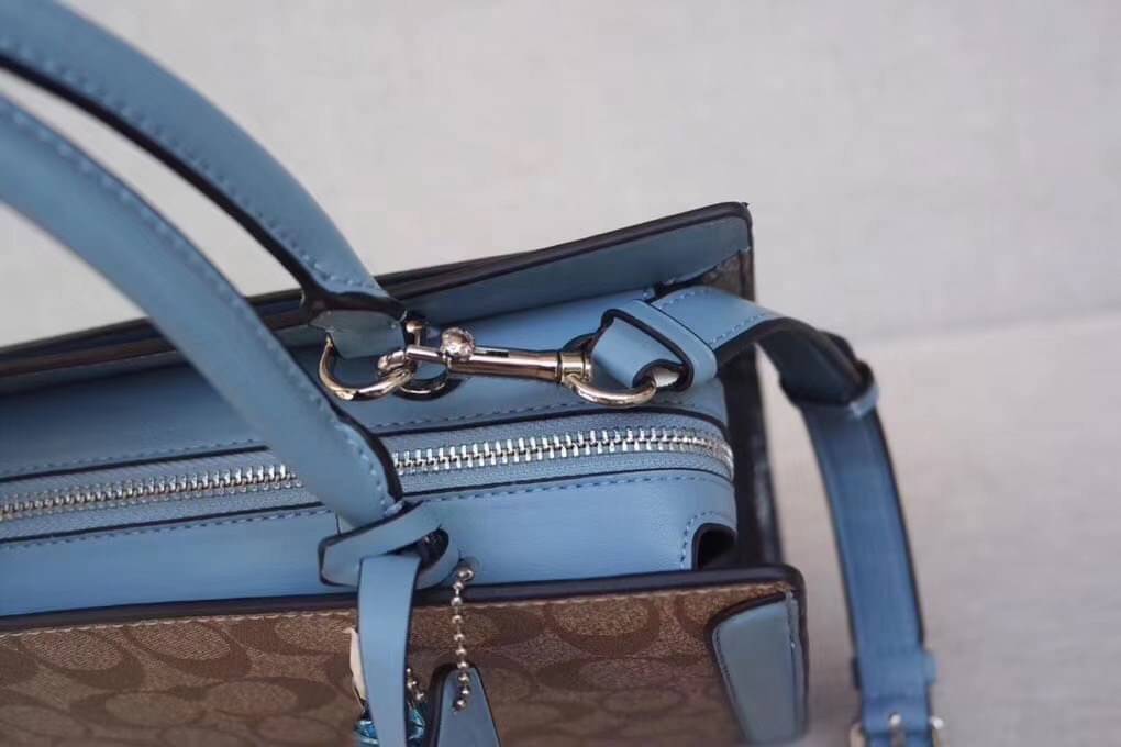 COACH ZOE CARRYALL IN SIGNATURE CANVAS เดอะเบสท์แห่งปี ต้องยกให้พี่คนสวยใบนี้เลย!! รุ่นที่สาวๆตามหา หายากอีกหนึ่ง กระเป๋าถือ/สะพายทรงสวย คลาสสิค ใบใหญ่จุคุ้ม มีดีเทลน่ารักๆที่แม่กุญแจ สามารถล็อคหัวซิปได้ กุญแจซ่อนในพวงหนังห้อยก็น่ารักไปอีก ภายในโล่งกว้าง 