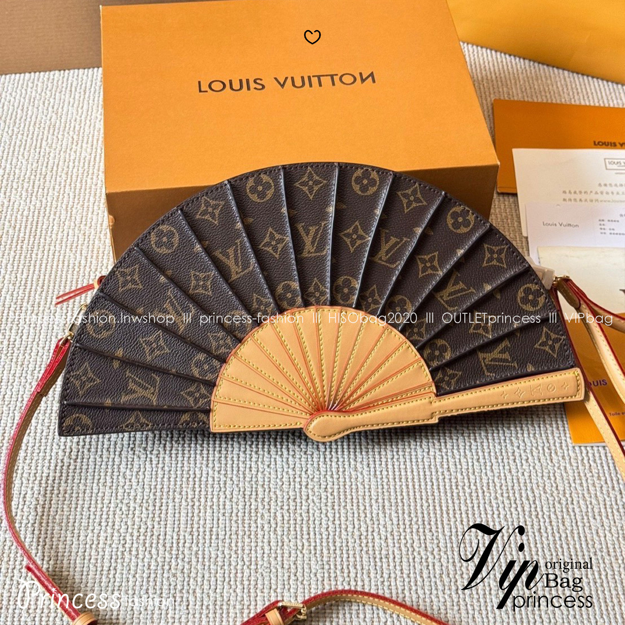 LV Fan Bag กระเป๋าสะพายดีไซส์รูปพัด ใหม่ล่าสุด โดดเด่นไม่เหมือนใคร เปิดตัวบนรันเวย์แฟชั่นโชว์คอลเลกชันประจำฤดูกาล Spring-Summer 2025 ตกแต่งดีเทล Monogram Flower