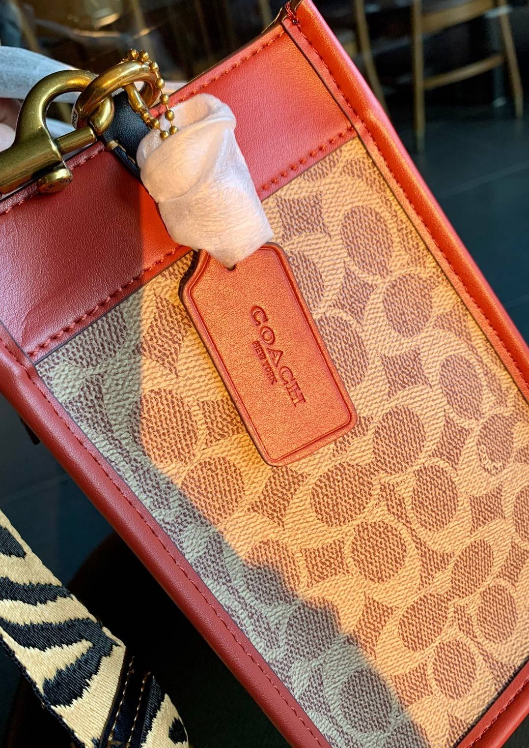 COACH LUNAR NEW YEAR FIELD TOTE 22 IN SIGNATURE CANVAS WITH TIGER REXY ((C7767)) 📌พร้อมส่งที่ไทย ต้อนรับปีเสือนี้กันค่าา! กระเป๋าทรงTote หนังแท้สวย 🔺ด้านหน้า สกรีนลาย Tiger Rexy อันเป็นสัญลักษณ์ประจำปีกันเลยค่ะ ปากกระเป๋าเปิดปิดแบบกระดุมแม