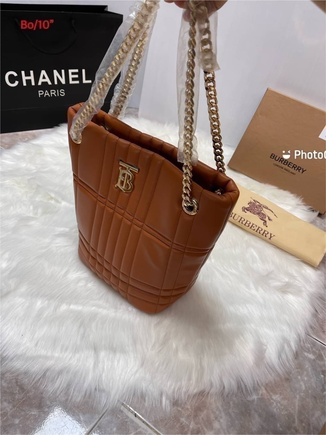 BURBERRY Quilted Leather Small Lola Bucket Bag / BURBERRY FRAGRANCES BAG กระเป๋าทรงโท้ทหนังนิ่มสวยหรูดูดี ภายในโล่งกว้างใส่ของได้เยอะ