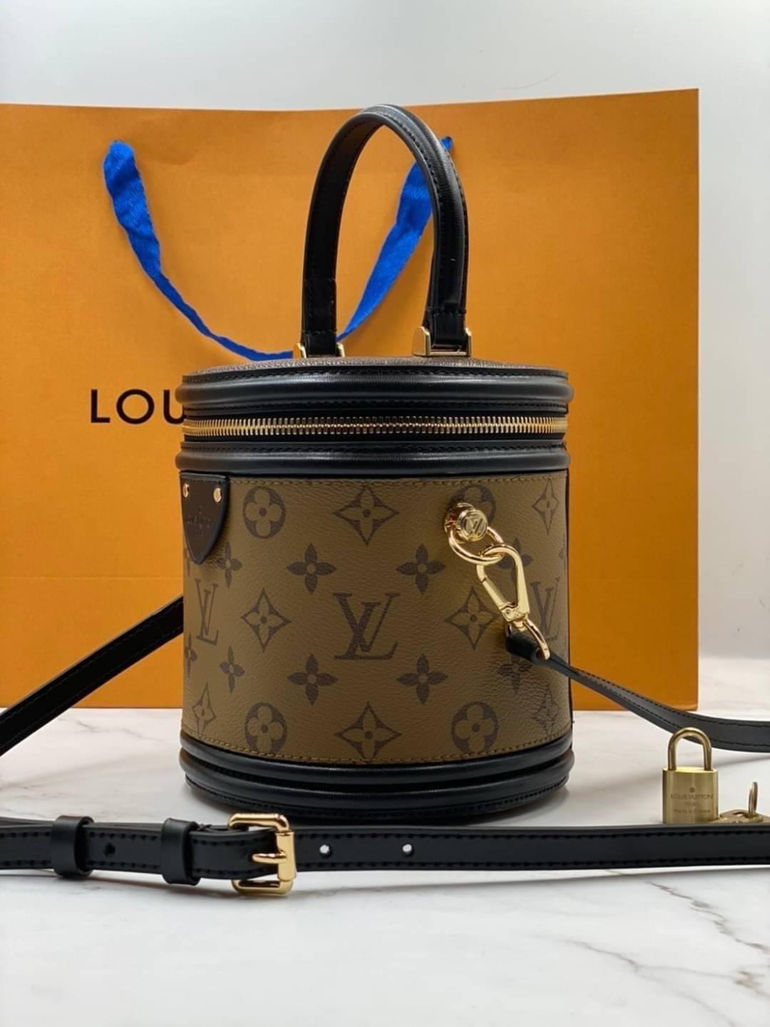 Louis Vuitton Lady CANNES Bucket Bag กระเป๋าถือหรือสะพายข้าง วัสดุหนังแท้หนังแข็ง ลายแบรนด์ อะไหล่ทองหรูหรา จุของได้เยอะ ตั้งอยู่ทรง ด้านในโล่ง คุ้มสุดๆ ใบนี้ไม่ควรพลาดค่ะ ดาราเซเลปใช้กันเยอะ น่ารักกมากกแม่ค้าคอนเฟริมค่า