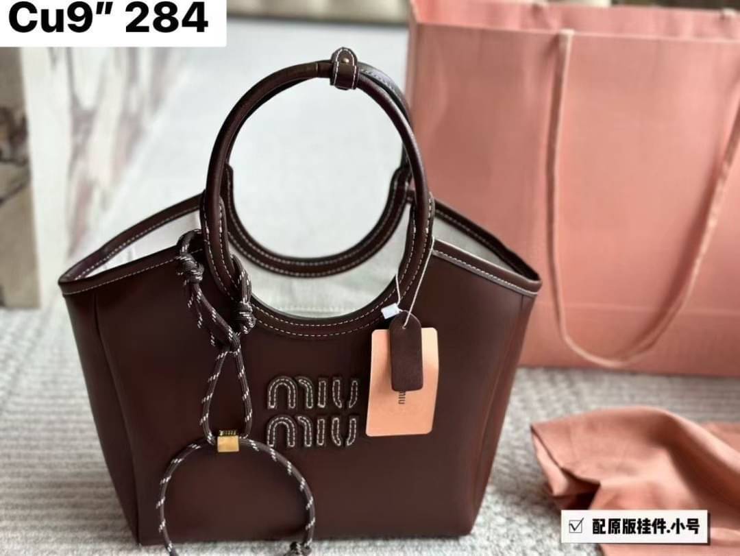 MIU MIU Ivy Leather Tote Bag กระเป๋าถือทรงโท้ทงานหนังเรียบเต็มใบ เรียบหรู มีความยูนิค จับแมตช์ง่าย สวยงามได้หลายสไตส์ ภายในโล่งกว้าง จุของได้เยอะ ใบจริงสวยเกินเบอร์จ้า