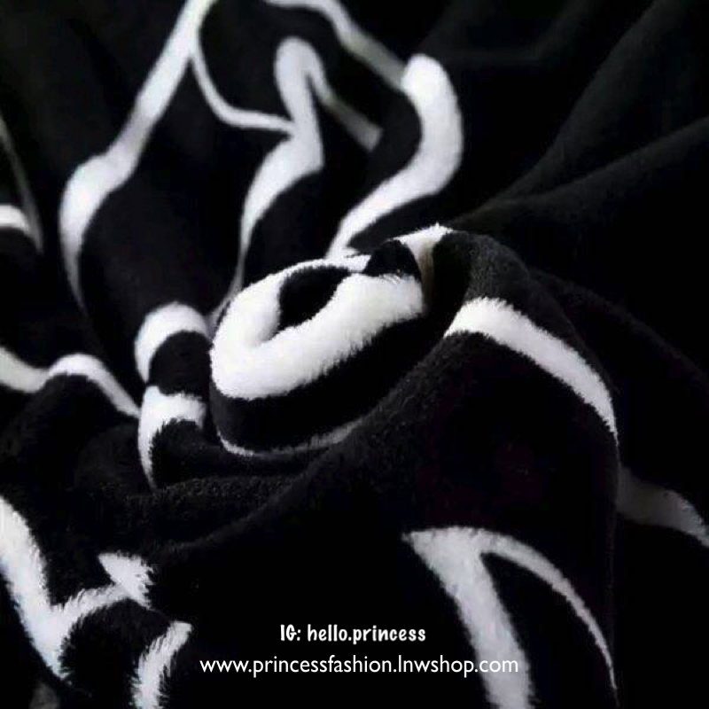Chanel Blanket ต้อนรับหน้าหนาวนี้!!! กับผ้าห่ม Chanel ขนาดพกพา เนื้อผ้าขนสำลีหนานุ่ม ทูโทนขาวดำคลาสสิก ทรงสี่เหลี่ยมผืนผ้า เนื้อผ้านิ่ม ใช้เป็นผ้าห่มหรือผ้าคลุมเตียง คลุมเบาะก็ได้ค่ะ รีบจับจองกันเลยนะคะ