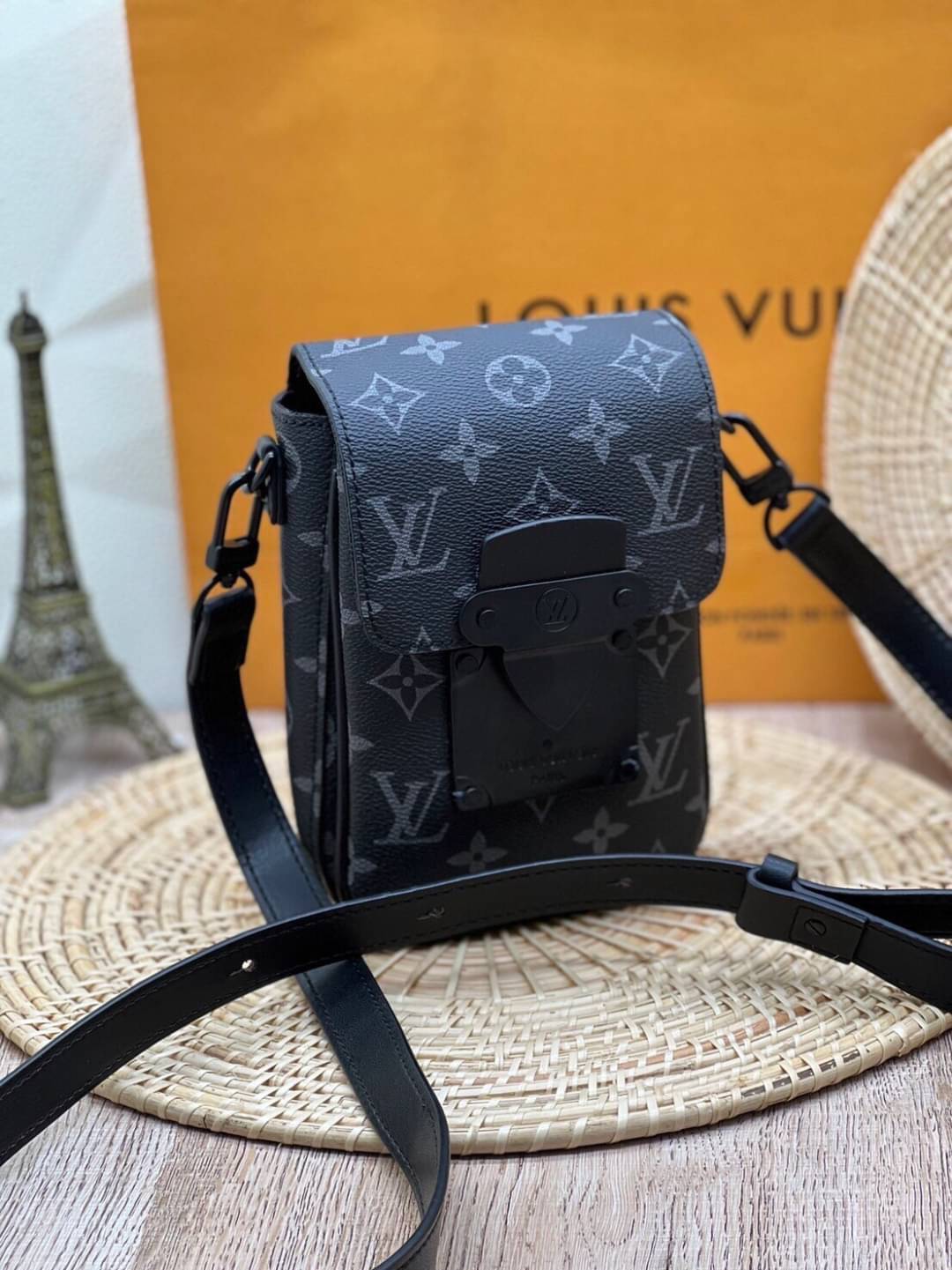 LV S-Lock Vertical wearable wallet / LV Phone bag Monogram Macassar coated canvas and black cowhide leather เกรดออริจินอล ใช้ได้ทั้งผู้หญิงผู้ชาย พร้อมส่งที่ไทย ภาพสินค้าถ่ายจากงานขายจริง ใช้งานต่างประเทศได้