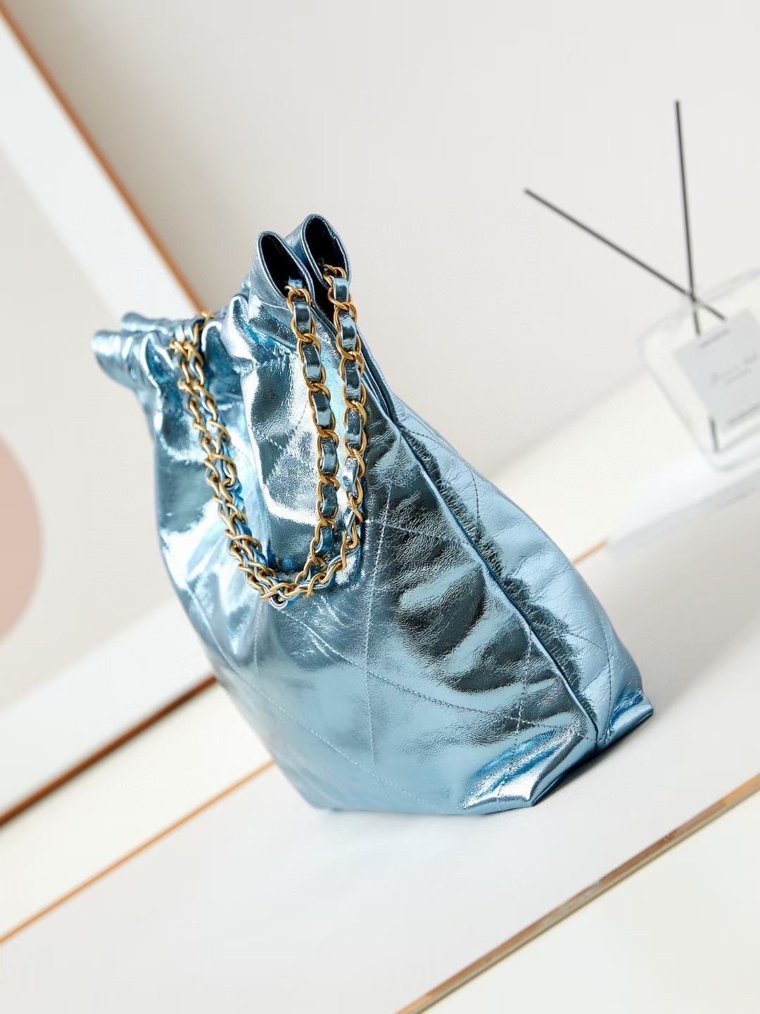 CHANEL 22 Medium HANDBAG In Metallic & Gold-Tone Metal กระเป๋าสะพายสีเมทัลลิค เกรดออริ ท็อป สลับแท้ 1:1 เกรดดีสุด ผ่านทุก ตม หนังแท้สวย ใช้งานต่างประเทศได้