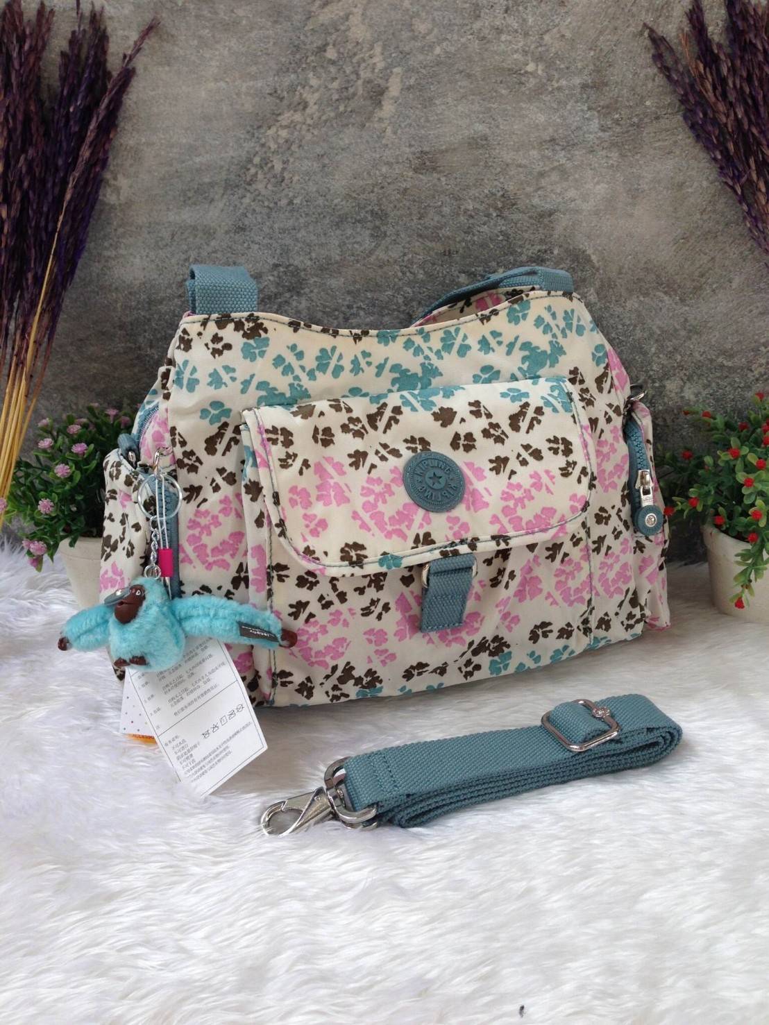 KIpling Felix Large Handbag Bag กระเป๋าถือหรือสะพายสไตล์ลำลองวัสดุ Nylon + Polyester 100% น้ำหนักเบามีหูหิ้วเเละสายสะพายยาวเลื่อนปรับระดับได้ถอดได้ เปิดปิดด้วยซิปสะดวกใช้ โลโก้เเบรนด์ มีช่องแบ่งถึง3ช่องเเยกเป็นสัดส่วน ด้านหน้าและด้านหลังมีช่องใส่ของเปิดปิ