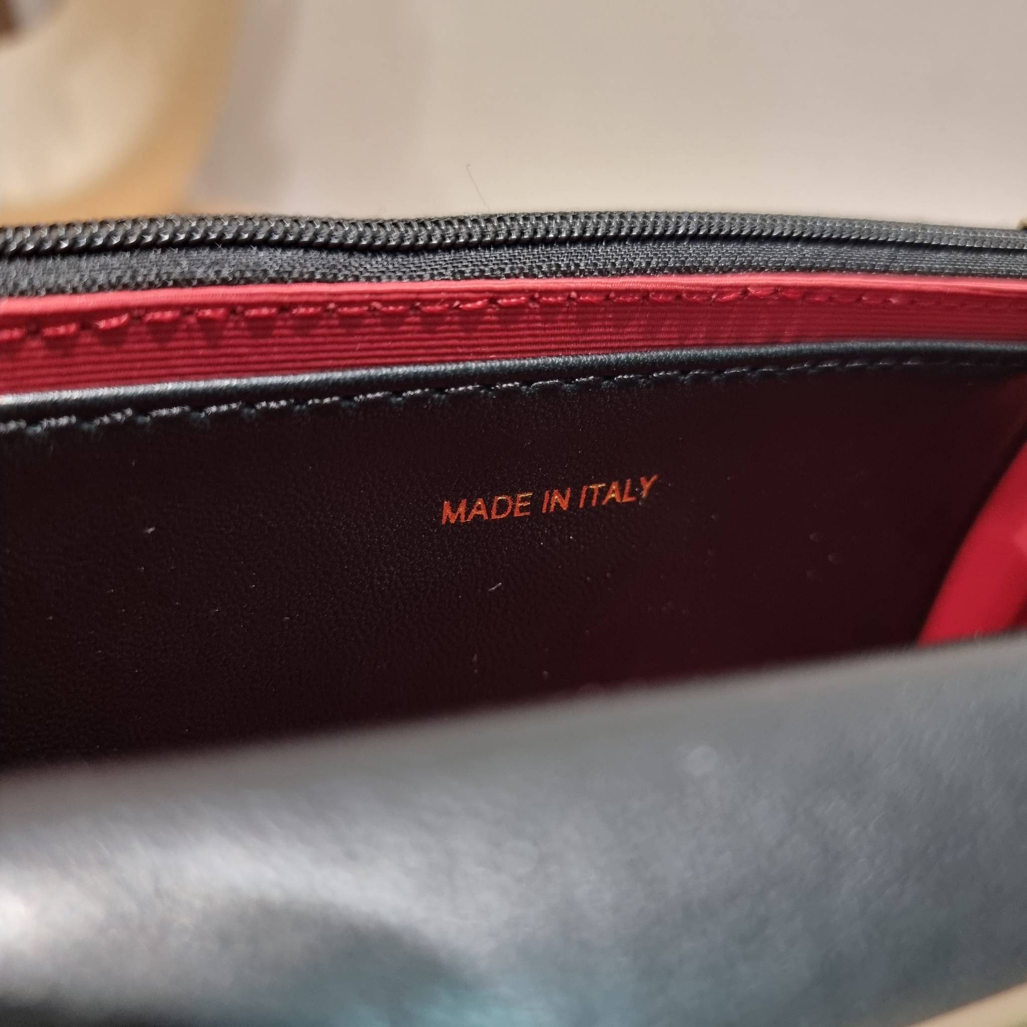 CHANEL woc with top handle black / CHANEL WALLET ON CHAIN กระเป๋าสะพายข้างไซส์กำลังดี สวยหรู ดีไซน์คลาสสิคผสานกิมมิคประจำแบรนด์ ทำให้ไอเท็มนี้เพิ่มมูลค่าขึ้นไปอีก สร้างสรรค์ตัวกระเป๋าด้วยหนังแกะ สัมผัสสบายมือ ใช้งานสะดวกด้วยกระดุมแม่เหล็ก ภายในกระเป๋าแบ่ง