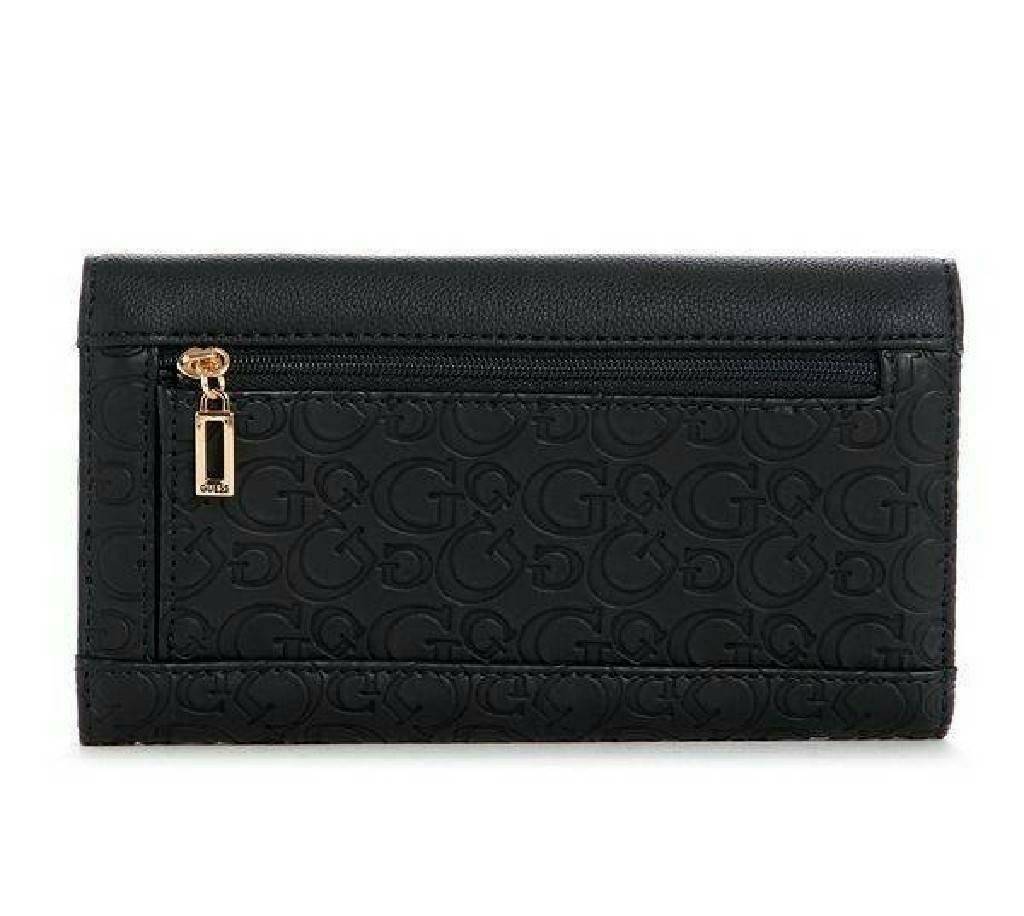 GUESS REDDING LOGO-DEBOSSED SLIM WALLET กระเป๋าสตางค์ใบยาวแบบพับสามตอนหนังคาเวียร์สลับลายนูน ด้านหน้าประดับโลโก้แบรนด์สามเหลี่ยมสีทอง ด้านหลังมี 1 ช่องซิป เปิดปิดด้วยกระดุม ภายในมีช่องใส่บัตรหลายช่อง เหมาะสำหรับสาวๆที่ชอบพกบัตรเยอะๆ ใบเดียวเอาอยู่จ้า