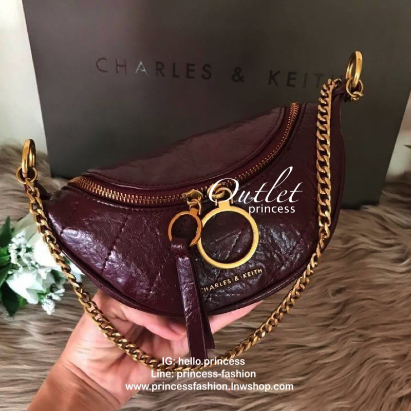 CHARLES & KEITH WRINKLED EFFECT RING ZIP TASSEL CROSSBODY BAG กระเป๋าสะพาย/คาดเอว/คาดอกรุ่นใหม่ล่าสุด เปิด-ปิดด้วยซิป ภายในโล่งกว้างมีช่องเล็กใส่บัตร จุของได้เยอะ ดีไซต์เก๋ไม่ซ้ำใคร มาพร้อมสายสะพาย 2 สายให้เลือกสะพายได้หลากหลายแบบไม่มีเบื่อแน่นอนจ้า