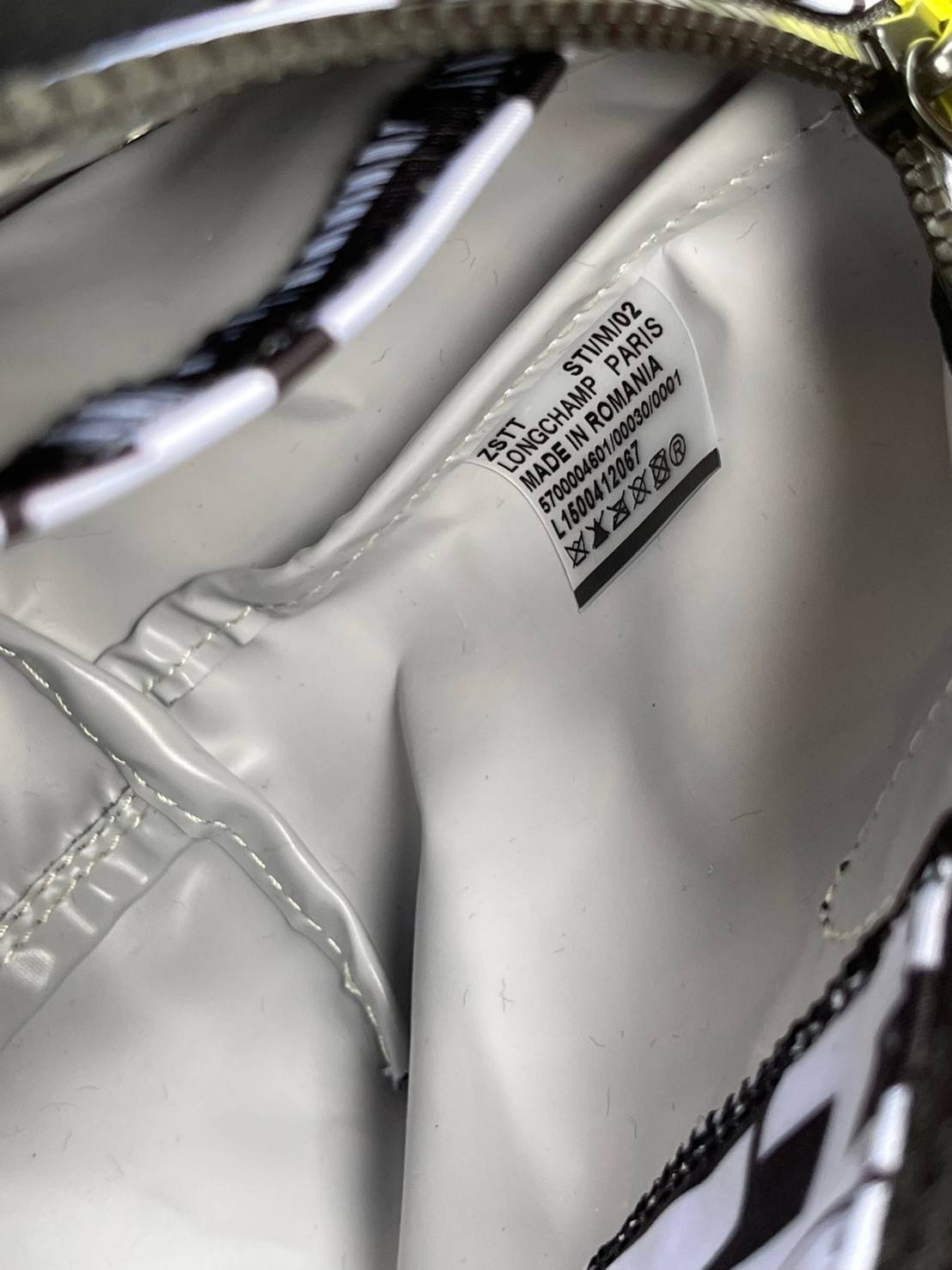 LONGCHAMP LE PLIAGE COLLECTION TOP HANDLE BAG XS พบกับคอลเลคชั่นใหม่ล่าสุด มีดีไซน์ที่เรียบหรูและคลาสสิก แฝงด้วยลูกเล่นแบบเฟมินีน แถมยังมีน้ำหนักเบาอย่างไม่น่าเชื่อ มาพร้อมกับหูจับกระเป๋าคู่และฝาปิดแบบกระดุม กระเป๋าถือใบนี้สามารถใช้ถือแบบทั่วไป มีสายสะพาย