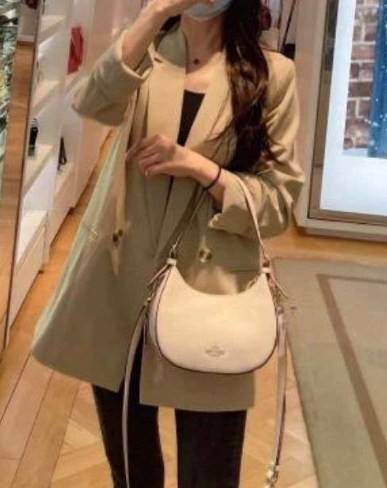 COACH KLEO HOBO BAG ((C7257//C6809//C6807)) พร้อมส่ง คุณภาพเกินเบอร์เลยจ้าา จำนวนจำกัด! กระเป๋าคล้องไหล่หรือสะพายข้างได้ Hobo รุ่นใหม่ล่าสุด ดีไซด์รูปทรงให้ดูเรียลขึ้น หนังแท้นิ่มสวย เปิดปิดกระเป๋าแบบซิปมีหนังห้อยลงมา ภายในกระเป๋าสามารถใส่กระเป๋าเงินใบยาว