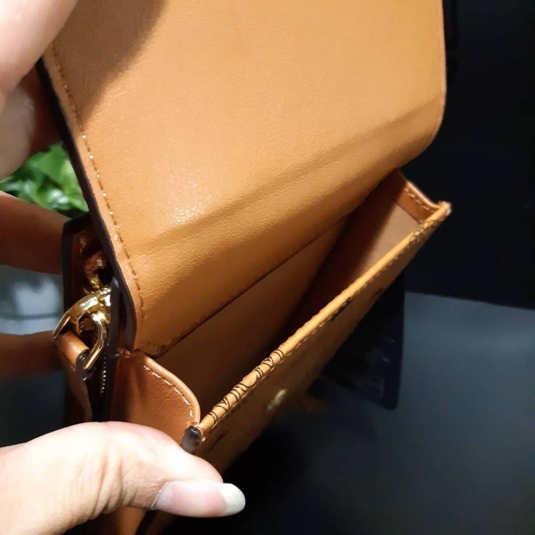 M.C.M CROSSBODY PHONE CASE กระเป๋าอะไรเอ่ยฮิตกันทั่วบ้านทั่วเมือง!!?? กระเป๋าใส่โทรศัพท์ไงจ้ะ!! เดินไปไหนใครก็ใช้ เพราะทุกคนต้องการความสะดวก ใบนี้ตอบโจทย์ไปเล้ย!!