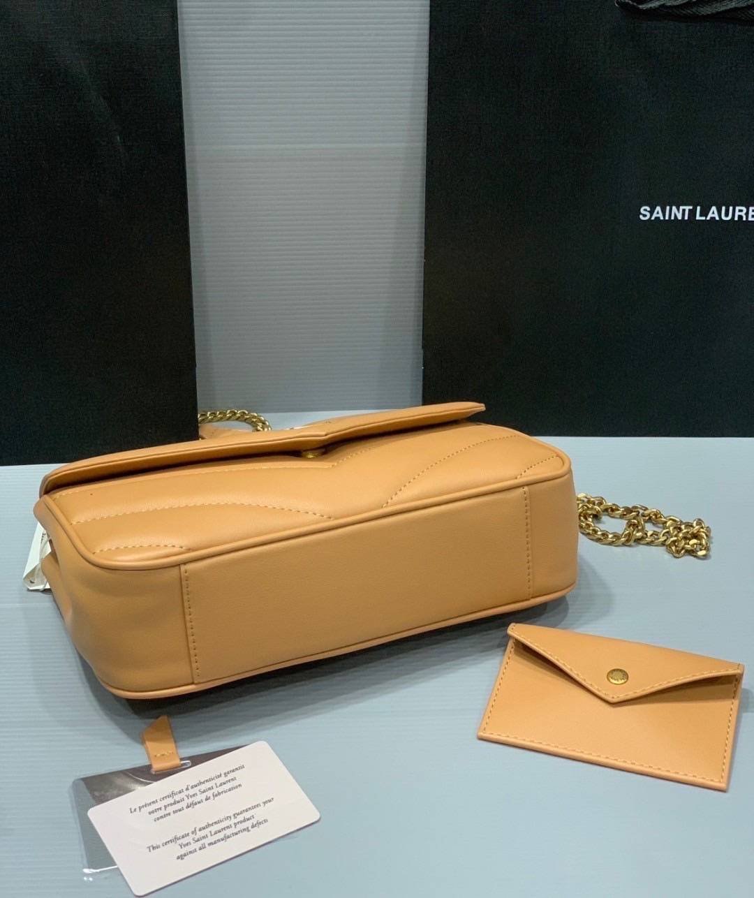 ORI | หนังแท้ 25cm YSL loulou small in matelassé กระเป๋าสะพายทรงสวยคลาสสิค มาพร้อมใบเล็กใส่การ์ด งานหนังแท้สมผัสนุ่มมือตะเข็บเย็บลายเชฟรอนสวยเป็นเอกลัษณ์