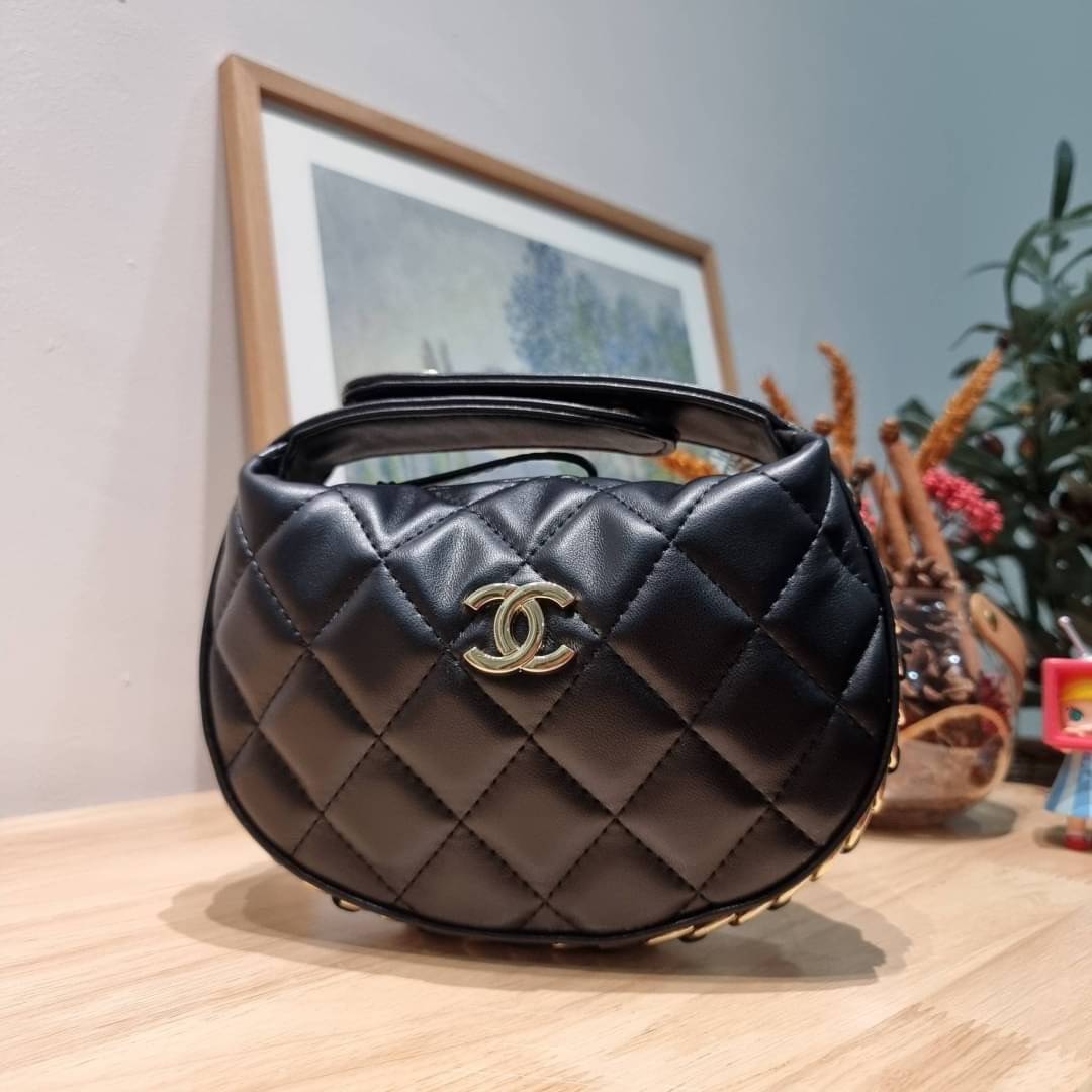 Chanel Pouch Hot item 2023 กระเป๋าสะพายกึ่งพอช ใบเล็กน่ารักน่าใช้ ถือไปไหนก็อัพลุคปัง วัสดุหนังแกะ สัมผัสนิ่มมือ หูจับในตัว ปรับได้อีกเล็กน้อย มาพร้อมสายสะพายโซ่