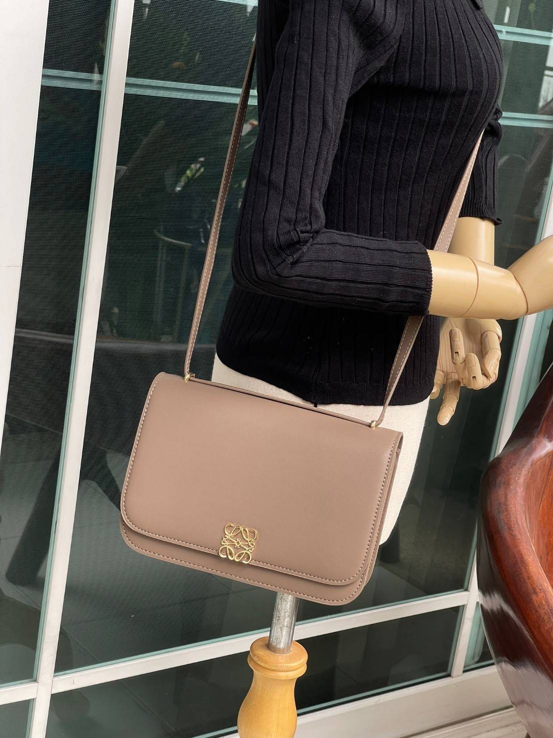 Medium : LOEWE Goya anagram leather shoulder bag กระเป๋าทรง GOYA รูปทรงกล่องอันคลาสสิกที่มาพร้อมรายละเอียดอันน่าค้นหา พร้อมด้วยโครงสร้างที่เปี่ยมไปด้วยสเน่ห์น่าค้นหา มีช่องใส่ของขนาดกว้างและเป็นทรงทำให้การจัดการสิ่งของต่างๆ ของสาวๆ นั้นง่ายดายมากยิ่งขึ้น 