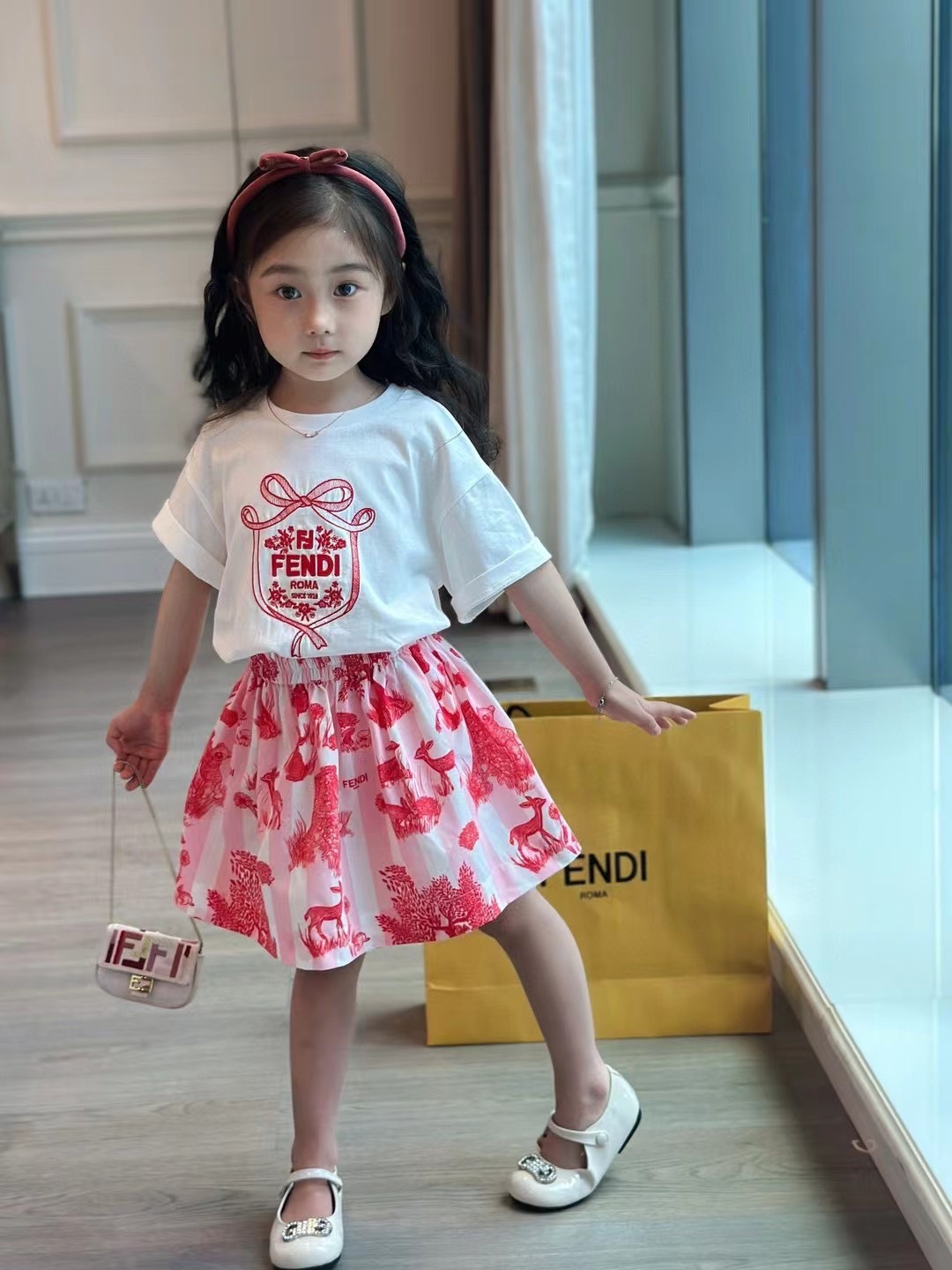 สลับแท้ เกรดเทพ Size 90-150 เสื้อผ้าเด็กแบรนด์เนม FENDI Jersey junior T-shirt + Junior Skirt Poplin งาน 1:1 เซตงานเสื้อยืดขาวกับกระโปรงลายผ้าชนะเลิศ เนื้อผ้าการันตีความพรีเมียม