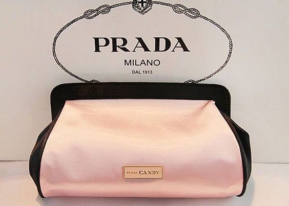 PRADA CANDY COSMETIC BAG GIFT WITH PURCHASE (GWP) จากเคาน์เตอร์ต่างประเทศรุ่น Limited Satin Material ทรง cluth ขนาดกำลังน่ารัก ด้านหน้ามีโลโก้ brand เปิดปิดด้วยแถบเเม่เหล็กซ่อนที่ปากกระเป๋า ซับใน Polyester มีช่องแบ่งสามารถใส่เครื่องสำอางค์ เครื่องเขียน เค