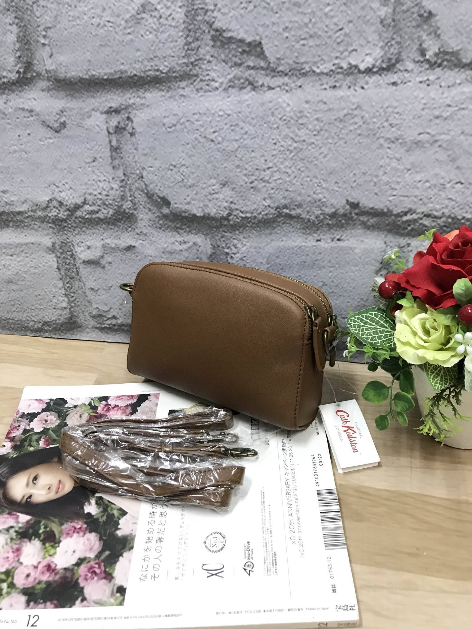 CATH KIDSTON MINI LEATHER DOUBLE ZIP BAG Restock !!รุ่นขายดีอีกรุ่น วัสดุหนังpu เป็นกระเป๋าคล้องมือหรือสะพาย Cross Body หนังเรียบอยู่ทรงสวยขนาดมินิน่ารักกำลังน่ารัก เปิดปิดด้วยซิป 2 ช่อง หัวซิปหนังแท้ปั้มโลโก้ ด้านหน้าประดับอะไหล่โลโก้แบรนด์ ภายใน Cotton 