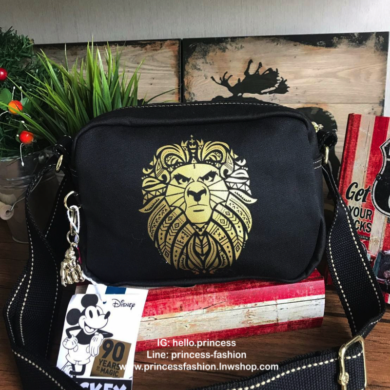 Disney's Mickey&Jungle Book Veni Crossbody Bag รุ่นLimited Edition ทรงสะพายข้าง ขนาดกำลังดี วัสดุpolester100% ดีเทลด้านหน้าลายการ์ตูนของวอลด์ดิสนีย์ เปิดปิดด้วยซิปเดียวด้านบน ภายในกว้าง มีช่องซิปและที่ห้อยพวงกุญแจ ฐานกว้างจุของได้เยอะสามารถสะพายได้ทั