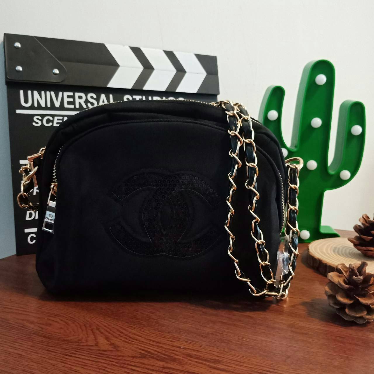 ุ่นใหม่ล่าสุด !! Chanel Cosmetic Bag With Chain VIP Gift With Purchase กระเป๋าสะพายทรงสวย วัสดุ Nylon เต็มใบ สีดำดีไซน์ทรงกลมด้านหน้าประดับโลโก้แบรนด์วิ้งๆสวยหรูดูดี เปิดปิดด้วยซิป หัวซิปแบรนด์อะไหล่ทอง ด้านในมีช่องใหญ่สองช่อง จุของได้เยอะมากเว่อคะ จะสะพา