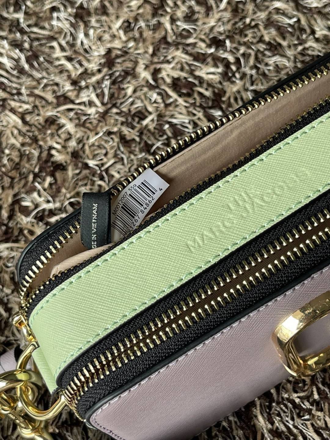 Marc Jacobs Snapshot Bag กระเป๋าแบรนด์ดังจากสัญชาติอเมริกัน นับได้ว่ารุ่นนี้เป็นรุ่นทรงฮิตเลยทีเดียว โดยด้านหน้ากระเป๋าจะเป็นโลโก้แบบโลหะที่เป็นสัญลักษณ์ของแบรนด์นี้ มาพร้อมสายสะพายที่จะสะพายยังไงก็ดูโดดเด่น เพราะขนาดใหญ่ที่สกรีนตัวอักษรโลโก้ ในรูปแบบต่าง