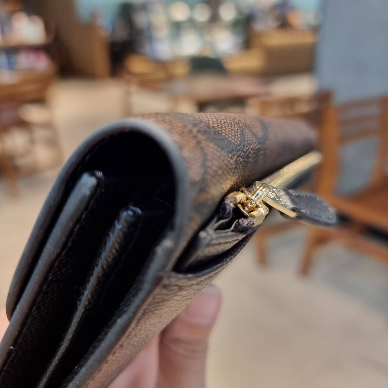 COACH F52601 POP SLIM ENVELOPE WALLET IN SIGNATURE รุ่นขายดี ขายหมด!! รุ่นหายาก!! เติมสต็อคจ้า!! กระเป๋าสตางค์รุ่นฝาพับ ดีไซน์เรียบหรู คลาสสิค ใช้งานง่ายและสะดวกมากๆ ด้วยซองซิปที่เสียบด้านหลัง ถอดแยกออกมาใช้ได้ หรือเอาออก พกกระเป๋าเดี่ยวๆก็ได้ ถือใบนี้ดูไ