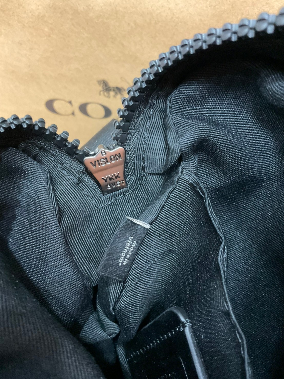 COACH NORTH/SOUTH EDGE CROSSBODY (COACH 5626) IN SIGNATURE CANVAS (COACH 6788) กระเป๋าสะพายผู้ชาย กระเป๋าสะพายรุ่นใหม่ ชนช็อป (!!)รุ่นหายาก สี COBALT MULTI วัสดุทำจาก หนังลูกวัวแท้ เนื้อเรียบ พิมพ์ลาย ขนาดกำลังดี