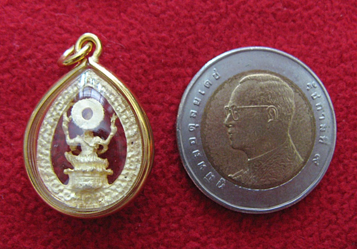 จี้พระพิฆเนศปางรีนาโมจัน คณปติ(ช่วยขจัดหนี้สิน อุปสรรค ทวีทรัพย์)องค์ใหญ่ทรงหยดน้ำ เนื้อทองพ่นทรายล้อมเพชรประดับพลอยสีแดงเลี่ยมทองไมครอนค่ะ