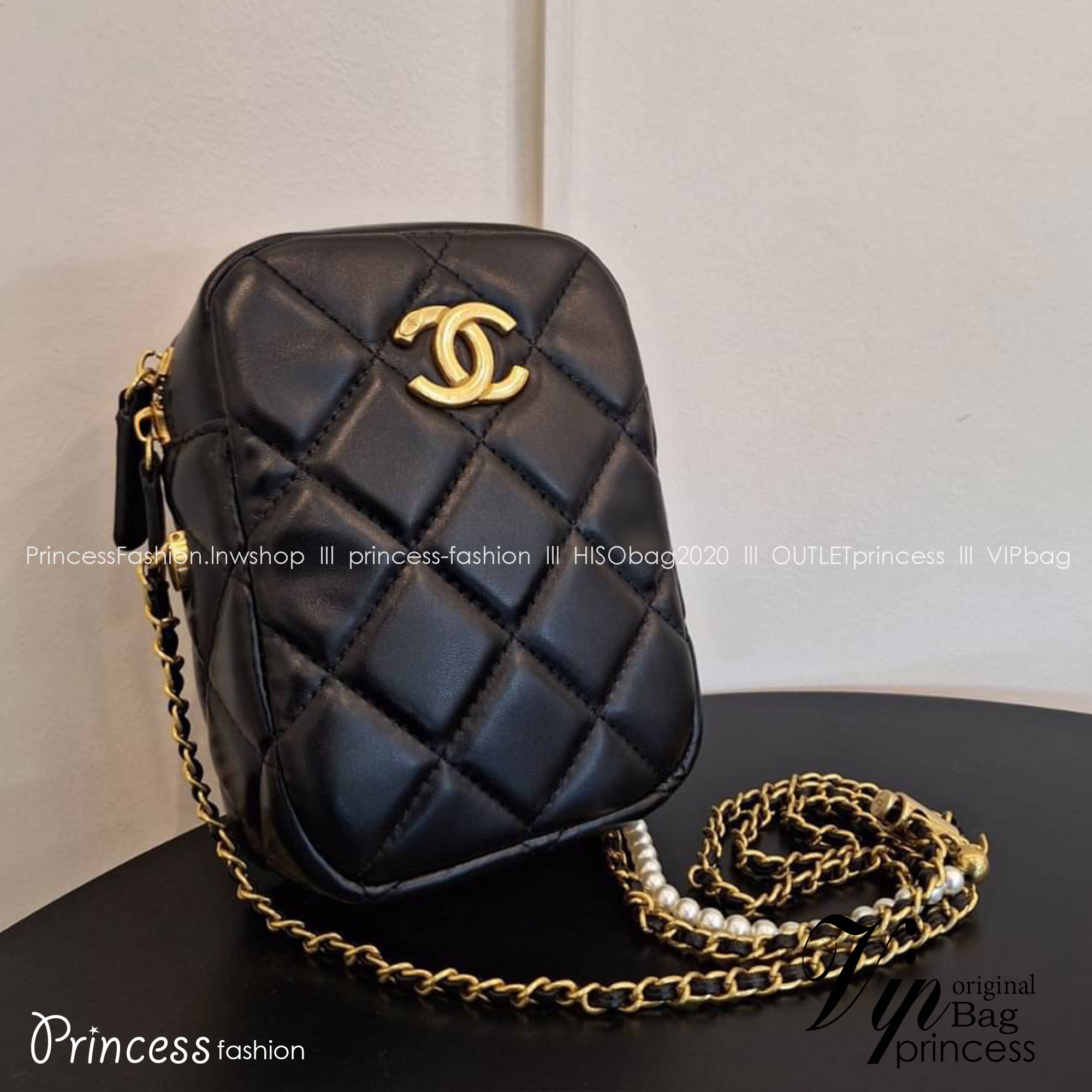 กระเป๋าสะพายข้างทรงยอดนิยม สวยหรู CHANEL VIP แบรนด์ดัง ตัวกระเป๋าหนังนิ่ม ขนาดกำลังน่ารัก อะไหล่ทองเข้มวินเทจ ด้านหน้าประดับโลโก้แบรนด์สีทอง