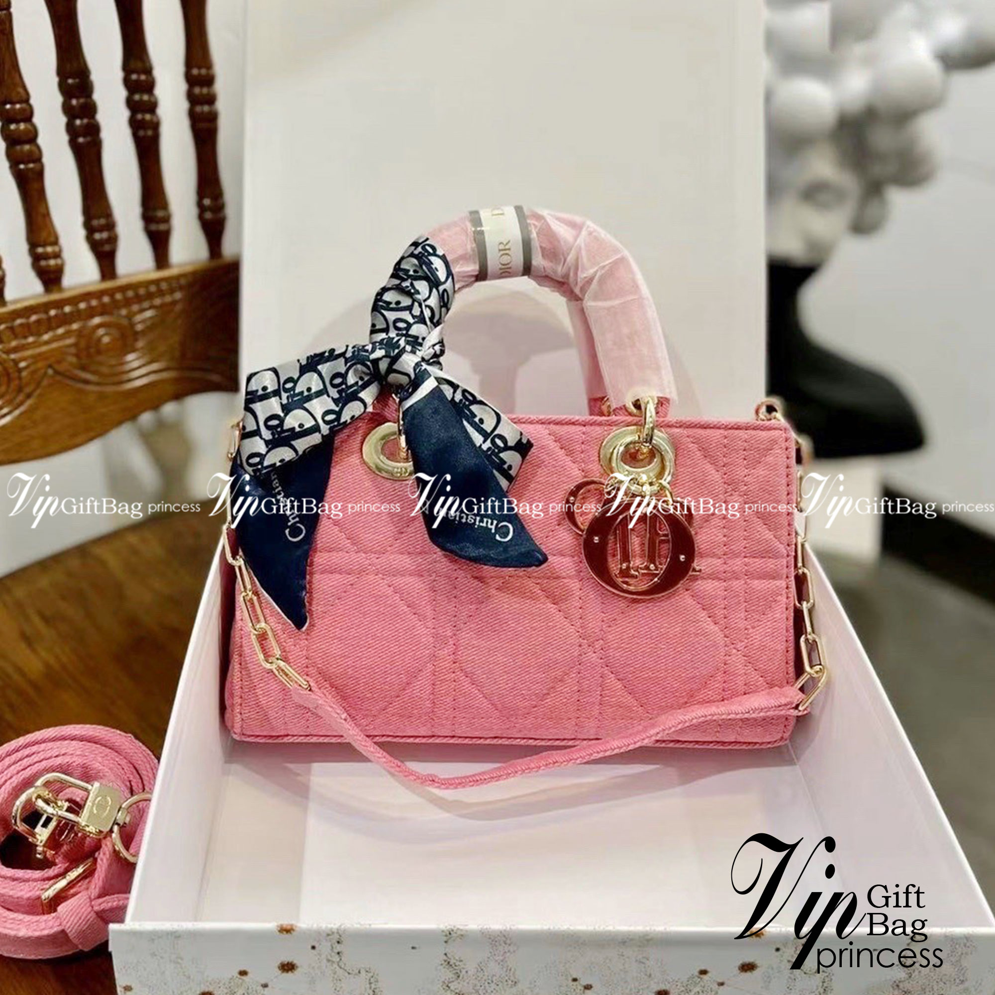 DIOR D-Joy Bag Cannage Denim / Dior Lady Bag กระเป๋าสะพายดิออร์ใบนี้คือราชนิกุลมากแม่ความเลดี้ดิออร์ที่เกินต้าน งานชนช้อปปังสุด ถือสลับแท้ไม่โป๊ะแน่นอน ราคาเบาสุด ภาพถ่ายจากงานจริง สวยเหมือนในรูป พร้อมส่งที่ไทย