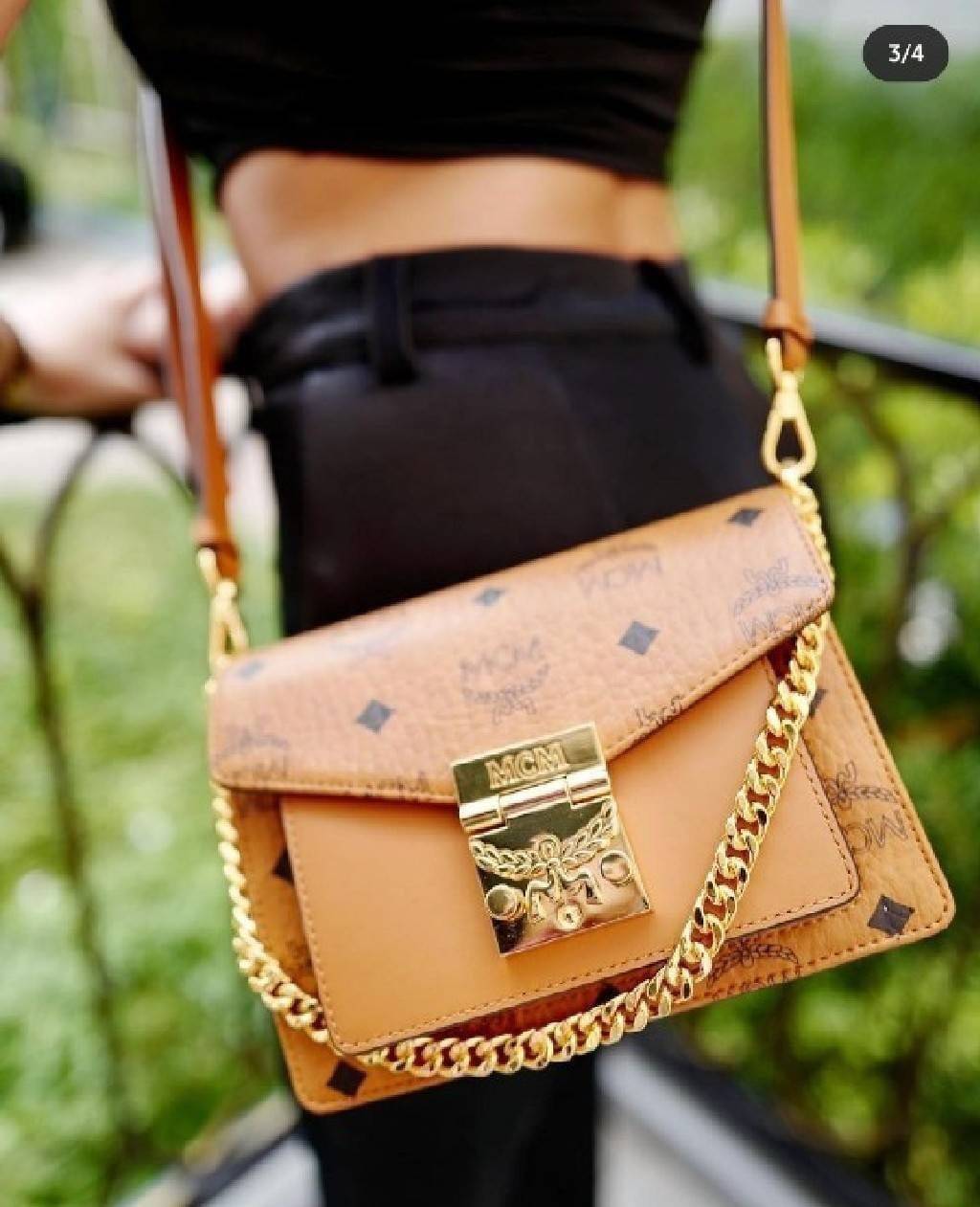 M.C.M MINI PATRICIA CROSSBODY IN VISETOS กระเป๋าสะพายไซส์มินิ เล็กๆแต่ดีเทลยิ่งใหญ่!! เป็นอีกหนึ่งรุ่นที่หรูเกินตัว ด้วยดีไซน์และขนาดพอเหมาะ สาวๆต้องปลื้มแน่นอนใบนี้ วัสดุหนังแคนวาสคุณภาพดีสลับหนังแท้ เปิด-ปิดด้วยตัวกดล็อคอะไหล่ทองสุดหรู ภายในเป็นหนังกลับ